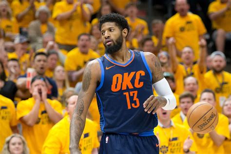 Write informative laconic excerpt under 30 words in mexican spanish for news below. Do not wrap it into quotation marks or html tags. Paul George de Los Angeles Clippers sufrió una lesión en el codo que lo mantuvo fuera de acción durante tres meses la temporada pasada, jugando solo 31 juegos. A pesar de las lesiones, George tuvo estadísticas decentes la temporada pasada, promediando 24.3 puntos, 6.9 rebotes, 5.7 asistencias y 2.2 robos por partido. Se espera que George tenga un papel destacado en la ofensiva de los Clippers esta temporada, especialmente con la ausencia de Kawhi Leonard debido a una cirugía de rodilla.,Paul George de los Clippers sufrió lesión en el codo, jugando 31 juegos la temporada pasada. Este año, se espera destaque en la ofensiva sin Kawhi Leonard.