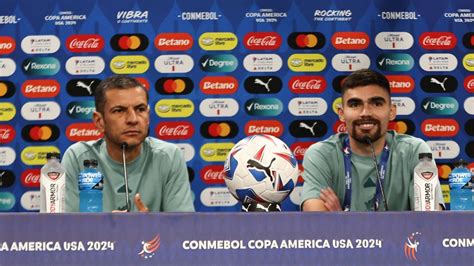 Write informative laconic excerpt under 30 words in mexican spanish for news below. Do not wrap it into quotation marks or html tags. playWhy Mexico are &apos;better off&apos; not advancing in Copa America (1:33)Ale Moreno discusses Mexico&apos;s chances to advance from the group stage in Copa America ahead of their match against Ecuador. (1:33)Mexico&apos;s Johan Vásquez said the national team is in a "do-or-die" situation for Sunday&apos;s Copa América group stage game against Ecuador, when a place in the knockout stage will be on the line.In front of what is expected to be a majority pro-Mexico crowd at Glendale, Arizona&apos;s State Farm Stadium, the Genoa defender acknowledged the burden of needing to claim a victory in front of their fans to secure a place in the quarterfinals."Sometimes you also have to know how to play with that pressure," Vasquez told reporters in the team&apos;s pregame news conference Saturday. "A teammate, a couple of years ago, told me it&apos;s a privilege to have this type of pressure that not many have, and it made an impression on me.""For us [tomorrow] ... in short, it&apos;s do-or-die and knowing how to play with that pressure."Sitting alongside Vasquez, Mexico coach Jaime "Jimmy" Lozano agreed with his player&apos;s sentiment."The pressure, this is fortunate pressure. Fortunate because we are in the best place that a Mexican soccer player, that a Mexican coach, could be," he said.El Tri head into their final group stage game with three points from their first two matches of the tournament.After kicking things off with a 1-0 win over Jamaica in their opener, Lozano and his men then fell short of expectations with a first-ever defeat to Venezuela in an official competition when losing 1-0 on Wednesday.Coupled with a growing number of worrisome results since late 2023, and with the recognition that a draw or loss on Sunday would guarantee an early exit in the Copa América, Lozano finds himself on the hot seat."As a coach, you know that you depend a lot on the results," Lozano said when asked if his job is on the line against Ecuador. "In the end, I have to try to get as much performance out of the players as possible, obviously doing things well, and that&apos;s why I&apos;m calm."Mexico, two-time finalists in the Copa, will seek to avoid a third group stage exit in their last four appearances in the tournament.Level on three points with Mexico, Ecuador are also seeking a place in the quarterfinals this weekend, but only need a draw to go through thanks to their superior goal differential. ,Johan Vásquez de México declaró que el equipo enfrenta una situación de "hacer o morir" en la Copa América ante Ecuador, buscando avanzar a la siguiente fase.