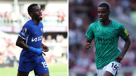 Write informative laconic excerpt under 30 words in mexican spanish for news below. Do not wrap it into quotation marks or html tags. playNewcastle slap a £150 million price tag on Alexander Isak (0:50)Gab Marcotti doesn&apos;t believe Chelsea can afford the £150 million transfer fee Newcastle has reportedly put on Alexander Isak. (0:50)Jun 29, 2024, 08:34 PM ETThe summer transfer window is open in England with more countries soon to follow suit, and there is plenty of gossip swirling around. Transfer Talk brings you all the latest buzz on rumours, comings, goings and, of course, done deals!TOP STORY: Blues mull Jackson-Isak swap dealChelsea have discussed the idea of including Nicolas Jackson in a deal to sign Newcastle United striker Alexander Isak, according to The Sun.The Blues have already enquired about the availability of Isak, 24, who is valued by the Magpies at over £100 million -- a fee that makes a deal unlikely unless a player also moves the other way. Despite enduring turbulent times in his first season at Stamford Bridge, Jackson scored 17 goals across all competitions and the is now considered an important player for the club&apos;s future. Even so, the 23-year-old could be used as part of a deal if the opportunity arises to bring Isak to Stamford Bridge.Newcastle don&apos;t want to let such an important player leave, despite their issues around profit and sustainability rules, and it is reported that manager Eddie Howe would prefer to let Isak&apos;s strike partner Callum Wilson depart this summer instead.In other Chelsea-related news, Fabrizio Romano says that talks between the London club and Leicester City regarding Kiernan Dewsbury-Hall are ongoing. Chelsea are pushing for at least one player to be included in the deal, while the 25-year-old has given a potential move the green light and is now waiting.There is also a report from The Athletic that Chelsea are in advanced talks to sign Atlanta United left-back Caleb Wiley. It has been added that the 19-year-old -- who is part of United States&apos; pre-Olympic roster -- will likely head to the Blues&apos; sister club, Strasbourg, if a transfer occurs.Will Nicolas Jackson be included in a deal that will take Newcastle United striker Alexander Isak to Stamford Bridge? Matt McNulty/Getty Images | Eddie Keogh/Getty ImagesPAPER GOSSIP- Paris Saint-Germain are willing to offer €250m for Lamine Yamal, but Barcelona are still not willing to entertain the idea of letting the winger leave, as reported by Mundo Deportivo. The 16-year-old has a release clause that is worth €1,000m.- Versatile Bayern Munich midfielder Joshua Kimmich is keen to join Manchester City as he wants to team up with Pep Guardiola again, claims The Sun, with the 29-year-old&apos;s decision not being impacted by the fact that the manager could leave the Etihad in a year. This also comes despite interest from Real Madrid, Barcelona and Liverpool.- Khvicha Kvaratskhelia wants to join Paris Saint-Germain, but Napoli are unwilling to let the 23-year-old winger leave, especially as he has a contract that runs until 2027, according to La Gazzetta dello Sport. The same outlet has reported on Victor Osimhen&apos;s situation, which is the complete opposite as Napoli are ready for the 25-year-old striker&apos;s departure but haven&apos;t received any offers yet.- Wellington Phoenix star Ben Old looks set to join Ligue 1 sleeping giants Saint-Etienne, according to the New Zealand Herald. The 21-year-old midfielder starred for Giancarlo Italiano&apos;s side as they marched to second place in the A-League Men last season and will become one of the first signings of a new era at the Stade Geoffroy-Guichard. Les Verts were taken over by Kilmer Sports Ventures -- the company that owns Toronto FC (MLS), the Toronto Raptors (NBA) and the Toronto Maple Leafs (NHL) -- in early June, and have installed former Arsenal and AC Milan chief executive Ivan Gazidis as club president.- Manchester United have started talks regarding Bayern Munich centre-back Matthijs de Ligt on the player&apos;s side, reports Sky Sports Deutschland. The Red Devils have been gathering information on the 24-year-old in recent days as he can leave Bayern if there is a suitable offer, while De Ligt is open to an Old Trafford move and wants to speak to Bayern after the Euros.- Mary Earps has left Manchester United following the expiration of her contract and the goalkeeper is now set to join Paris Saint-Germain, according to Sky Sports. The French club had already shown an interest in the 31-year-old during the winter window. ,Newcastle pone precio de £150 millones a Alexander Isak. Chelsea podría incluir a Nicolas Jackson en un acuerdo por el delantero. Informes de The Sun. (0:50) Jun 29, 2024.