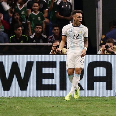 Write informative laconic excerpt under 30 words in mexican spanish for news below. Do not wrap it into quotation marks or html tags. Lautaro Martínez struck twice in the second half to help Argentina&apos;s second string beat Peru 2-0 at the Copa América on Saturday and finish top of Group A, knocking Peru out of the tournament.Argentina had already qualified for the quarterfinals before the match in Miami with wins over Canada and Chile, the other teams in the group.That security allowed the defending champions to rest key players, including captain Lionel Messi, but despite making nine changes to their starting line-up, Argentina were largely untroubled by their opponents.Lautaro Martínez now has nine goals in Copa América and has scored in his last four games for Argentina.CHRIS ARJOON/AFP via Getty ImagesMartínez finished off a flowing move in the 47th minute, coolly chipping the ball over Peru keeper Pedro Gallese, and repeated the trick in the 86th minute, chipping Gallese again for his second goal after some sloppy defending by Peru.Argentina had a gilt-edged chance to extend their lead when they were awarded a penalty for handball in the 72nd minute, but Leandro Paredes smashed his spot-kick off the post.They will be joined in the knockout rounds by group runners-up Canada, who qualified for the last eight after holding Chile to a 0-0 draw in the other Group A match.,Lautaro Martínez anotó dos goles para encabezar a Argentina en la victoria 2-0 sobre Perú. Argentina termina en la cima del Grupo A en la Copa América.