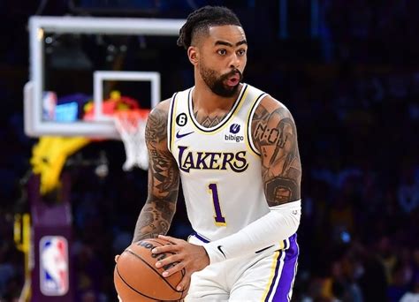 Write informative laconic excerpt under 30 words in mexican spanish for news below. Do not wrap it into quotation marks or html tags. D'Angelo Russell, jugador de baloncesto de los Minnesota Timberwolves, mejoró en su segunda temporada con el equipo, aumentando su promedio de asistencias por juego de 5.8 a 7.1 y su porcentaje de tiros libres de 76.5% a 82.5%. También promedió 18.1 puntos, 3.3 rebotes, 2.7 triples y 1.0 robos por juego, lo que lo colocó en el puesto 59 en las ligas de Fantasy. Russell se espera que siga siendo el base titular de los Timberwolves en la temporada 2022-2023 y tendrá como objetivo a Rudy Gobert como su compañero de juego. Aunque su rol anotador podría disminuir debido a la presencia de Gobert y el crecimiento de Karl-Anthony Towns y Anthony Edwards, Russell seguirá siendo un jugador de alto impacto y una opción confiable para los fantasy managers.,D'Angelo Russell, base de los Timberwolves, mejora en su segundo año. Aumenta asistencias y tiros libres. Estará con Gobert en la temporada 2022-2023.