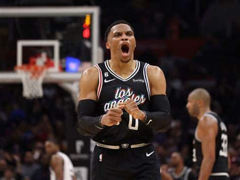 Write informative laconic excerpt under 30 words in mexican spanish for news below. Do not wrap it into quotation marks or html tags. Russell Westbrook tuvo una temporada decepcionante en su primer año en Los Ángeles. Sus estadísticas disminuyeron en todos los aspectos y no se espera que tenga un aumento en su productividad en la próxima temporada. Westbrook promedió un triple-doble en la temporada 2020-2021, pero sus problemas de eficiencia y decisiones en el juego continúan siendo una preocupación para los dueños de equipos de fantasía.,El desempeño decepcionante de Russell Westbrook en su primer año con Los Ángeles preocupa a los fanáticos y dueños de equipos de fantasía.