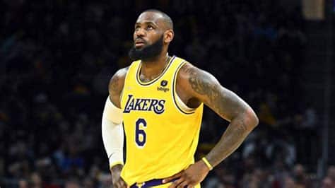 Write informative laconic excerpt under 30 words in mexican spanish for news below. Do not wrap it into quotation marks or html tags. LeBron James tuvo una temporada destacada, promediando 30.3 puntos, 8.2 rebotes y 6.2 asistencias por partido. Jugó solo 45 de los 72 partidos de los Lakers debido a lesiones. Pese a las lesiones, James demostró ser un jugador productivo y eficiente en el campo, promediando un 52.4% de acierto en tiros de campo y un 75.6% en tiros libres.,LeBron James se destaca promediando 30.3 puntos, 8.2 rebotes y 6.2 asistencias por partido en una temporada afectada por lesiones.