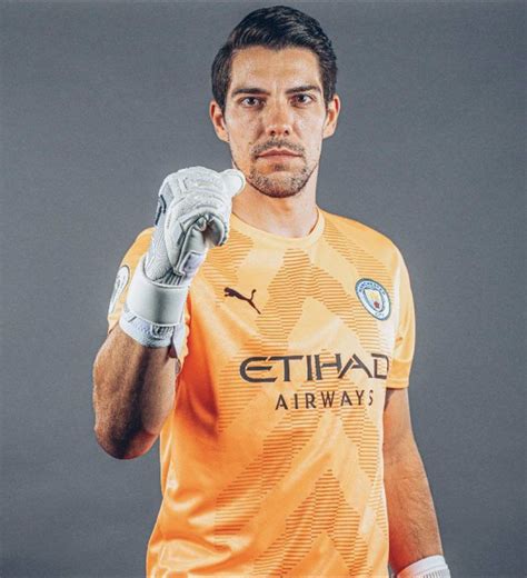 Write informative laconic excerpt under 30 words in mexican spanish for news below. Do not wrap it into quotation marks or html tags. Stefan Ortega has signed a new contract with Manchester City, the club have confirmed.The German goalkeeper has penned a one-year extension that will keep him at the Etihad Stadium until 2026.His deal was due to expire next summer and comes as a timely boost for City amid continuing doubts about Ederson&apos;s long-term future.The Brazil goalkeeper is wanted by a number of Saudi Pro League clubs ahead of the summer transfer window. Sources have told ESPN that City will consider bids for Ederson if he makes it clear he wants to leave.Ortega played a key role for Pep Guardiola last season, making 20 appearances in all competitions.He stepped in after Ederson suffered an injury against Tottenham and made a crucial save from Son Heung-Min as City won 2-0 to take a big step towards securing their fourth successive title."I am delighted to be staying at Manchester City for longer," Ortega said."This is a football club that provides players with everything we need to be our best. Every single day I feel motivated and challenged, and I have improved as a goalkeeper since coming here two years ago."My family are really settled here in England, I love everything about it here. Signing this deal means I can now focus 100% on next season and beyond."Ortega, 31, has made 34 appearances in two years at City since arriving from Arminia Bielefeld in 2022. He follows third-choice goalkeeper Scott Carson in signing a contract extension, who has has agreed a new one-year deal until 2025. ,El portero alemán Stefan Ortega ha renovado con el Manchester City hasta 2026. Su contrato de un año es clave ante dudas sobre el futuro de Ederson.