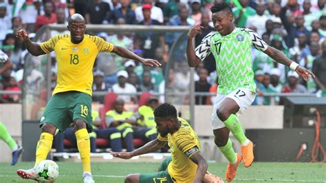 Write informative laconic excerpt under 30 words in mexican spanish for news below. Do not wrap it into quotation marks or html tags. For the second time in less than four months, Nigeria and South Africa played out a 1-1 draw, although this time the result was not about getting to a final, but qualifying for the upcoming 2026 FIFA World Cup.While South Africa emerged the happier team with the result, it left each side&apos;s ambitions of qualifying for the expanded 48-team tournament still in some murky waters. Unfancied Lesotho now lead the group with five points, while South Africa share a three-way tie for second place with four points along with Rwanda and Benin. Nigeria lie in fifth place, two points behind Lesotho.It was Finidi George&apos;s first competitive outing as Super Eagles coach, and with many of his key players missing, he started with a lineup that looked somewhat surprising.Bayer Leverkusen forward Victor Boniface was left on the bench in favour of Paul Onuachu, as was AC Milan&apos;s Samuel Chukwueze while Fisayo Dele-Bashiru and Benjamin Tanimu were handed starts along with Kelechi Iheanacho.Although Nigeria made a fast start, pinning South Africa in their own defensive third, the visitors weathered the storm, pushed back and were first to score. Teboho Mokoena fired a warning shot first with a free kick that clipped the bar before Themba Zwane danced around the depleted Nigeria defence to fire past goalkeeper Stanley Nwabali from close range.They looked dangerous for the remainder of the half, bossing the game and finding space behind the Nigeria line, for whom their only attack of note was a header from Onuachu that was comfortably gathered by Ronwen Williams.That lead did not last very long. The effervescent Dele-Bashiru restored parity 37 seconds after the restart, turning on a dime and holding off his marker to beat Williams with a rasping effort. In what was to be a game of two halves, the Super Eagles dominated the second period, should have forced a red card, were denied a penalty when Dele-Bashiru was wiped out in the box and then saw Chukwueze&apos;s finish from a fine combination play with fellow substitute Alhassan Yusuf just bounce off the crossbar.It was not the best of starts for Finidi, but the one positive to take was that the shambles of a first half was followed by a totally dominating second half. If only the Super Eagles had a clinical forwardFindi switches things aroundDespite their assortment of attacking riches, Nigeria made it to the final of this year&apos;s Africa Cup of Nations on the back of a new-found solid, disciplined and organised defensive structure under Jose Peseiro. That structure was built on a three centre-back deployment which made the team very hard to break down at the tournament.Finidi George was part of that technical staff, as he had been for the 21 months of Peseiro&apos;s tenure. When the former winger took over the job in an interim capacity, he largely stuck to the same structure, albeit with a slightly more attacking bent in the two friendlies against Ghana and Mali.Against South Africa however, Finidi ditched all that and went for an aggressive 4-3-3. It would have been tough enough with the usual personnel. Without his regular backline, it was a hard watch. Finidi was forced to make some tough personnel decisions. With Zaidu Sanusi, Jamilu Collins and Bruno Onyemaechi all out to injury, the coach had his top three left-back choices all out.He was forced to deploy Bright Osayi-Samuel, a right back in the position. Benjamin Tanimu, usually a centre back, was deployed at right back. Thankfully, he had the returning Wilfred Ndidi to place in front of them. It did not help much. And it proved to be a train wreck of a first half. The one thing they did right was play the high line and catch the Bafana Bafana forwards on the offside trap over and over again.It remains something of a mystery why George decided to go in that direction, when Bafana coach Hugo Broos, anticipating the change, had spoken about going after the Nigeria defence before his team left South Africa.Bashiru shines brightWith no Victor Osimhen in the team, Ademola Lookman and Victor Boniface were expected to stake their claim for man of the match honours. Instead, it was the virtually unknown Fisayo Dele-Bashiru who stood out, and not just for the goal he scored.The former Manchester City player offered himself as the attacking outlet for almost all of Nigeria&apos;s offensive forays, making himself available to pick up the ball between the lines and run at the Bafana Bafana defence.It was no surprise that he scored the game-tying goal. Nor that he was taken clean out by Mothobi Mvala when he looked through on goal again. How he did not win a penalty and a card of any colour for that challenge in the box must be one of the more head-scratching calls of this series so far.A measure of how bad the tackle was is that within minutes, Dele-Bashiru was unable to continue and had to be subbed off.Onuachu takes unfair flakIn his time with the national team, Paul Onuachu has largely underwhelmed. For a player who got on the radar for scoring almost at will during his time in Belgium, and now in Turkey, his return of just one international goal so far is abysmal, and he rightfully gets flak for it.But not in this game. While he may have kept up his goal drought for Nigeria, Onuachu certainly did many good things. His hold-up play was good, he regularly won fouls off of the Bafana defence, and if the referee were a little more attentive South Africa would have gone home with way more than the three yellow cards they picked up. He had a header saved and then set up Dele-Bashiru for the goal.Unfortunately, the now baked-in disillusionment Nigerian fans carry for him blinded most to his performance and he is taking some undeserved criticism as a result.Barebones defence holds out, but only justThere were moments in that first half where it felt for all the world that it was only a matter of time before this ragtag Super Eagles defence was run ragged and the dam opened.It was not to be. The makeshift personnel held on, and their high line perfectly kept the Bafana Bafana forwards offside.They lacked pace for the most part, Benjamin Tanimu looked the part, of not being a right back, while Osayi-Samuel, who has shone at right back, looked off on the opposite side. Semi Ajayi does much better playing in a back three.Now, Finidi has even more trouble going into Monday&apos;s game after he admitted in the post match press conference that Ajayi was substituted because he suffered a knock.Finidi shows there is hope yetThe lineup may have been awkward and the first-half may have been hideous to watch, but the second-half showed that the Super Eagles team, from the bench to the starting side are capable of turning things around in these qualifiers.Dominated in the first half, they came back, made adjustments and took controlling in the second. Finidi&apos;s substitutions were pass mark worthy, although fans wondered why Boniface was not thrown on. Finidi had an explanation."We wanted to introduce Boniface and Moffi, but Semi had a knock and we had to take him off and introduce Moffi and Onyedika instead," Finidi said.Of course there are still questions as to why it was Moffi rather than Boniface, but that is up to the coach, and like he said: "allow us to do our jobs." The good news is that nobody is running away with the group as yet, and if the Super Eagles can get a win against former coach Gernot Rohr&apos;s Benin on Monday, they would be right back in it.The bad news is that they cannot afford another draw on Monday. That would all but torpedo their chances, and possibly Finidi&apos;s job. ,Sudáfrica y Nigeria empatan 1-1 en una lucha por la clasificación al Mundial de la FIFA 2026. Finidi George enfrenta desafíos como nuevo entrenador de las Super Águilas.