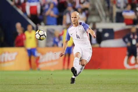 Write informative laconic excerpt under 30 words in mexican spanish for news below. Do not wrap it into quotation marks or html tags. Coach Gregg Berhalter said the United States men&apos;s national team got a "wake-up call" ahead of this summer&apos;s Copa América in Saturday&apos;s 5-1 humbling by Colombia at FedEx Field in Landover, Maryland.The U.S. made a series of sloppy errors in conceding two goals in the first 19 minutes and three in the last 13 for the heaviest defeat of Berhalter&apos;s reign.Since a 5-1 loss to Czechoslovakia in the 1990 World Cup, the U.S. had given up that many goals only in a 5-0 loss to Mexico in the 2009 Concacaf Gold Cup final. It was the Americans&apos; first four-goal loss since a 4-0 defeat in a 2016 World Cup qualifier at Costa Rica that caused the U.S. Soccer Federation to fire coach Jurgen Klinsmann."Really disappointed, obviously, with the result," Berhalter said in his postgame news conference. "We&apos;re not framing it as a lesson learned, we&apos;re actually framing it as a wake-up call. "Really poor performance against a top team, and if you give a team like that the opportunities we gave them, you&apos;re going to have no chance to win. It&apos;s never going to happen."From the 75th minute on, I think it was I think a lack of respect for our opponents [and] for the game of soccer."A defensive lapse by Antonee Robinson and aimless defensive play by Johnny Cardoso, Tim Weah and Cameron Carter-Vickers led to four goals in the lopsided result. The other goal came after Tim Ream failed to clear a corner and Rafael Borré flashed an overhead kick past goalkeeper Matt Turner."Everyone needs to look in the mirror after that game and figure it out because obviously we weren&apos;t to the level that&apos;s required," Turner told TNT Sports."I&apos;m going to apologize to the fans," he added. "That&apos;s not what we&apos;re about. And, yeah, we need to bounce back in a big way."Weah scored the lone goal for the USMNT in the 58th minute to briefly give the home side hope after Jhon Arias and Borré had scored early for Colombia. But Richard Rios, Jorge Carrascal and Luis Sinisterra all found the net in an 11-minute spell late on to the delight of the majority pro-Colombian crowd of 55, 494 clad in yellow jerseys."Obviously, it&apos;s a learning experience for all the boys," Weah said.The U.S. faces Brazil in another friendly on Wednesday at Orlando, Florida, then plays its Copa América opener against Bolivia on June 23 followed by matches against Panama and Uruguay. The U.S. is among six invited guests to the tournament, South America&apos;s championship.Colombia extended its winning streak to seven and its unbeaten string to 22 since a 1-0 defeat at Argentina in a World Cup qualifier on Feb. 1, 2022. Colombia meets Bolívia in an exhibition at Denver on June 15, then is in a first-round group with Paraguay, Costa Rica and Brazil. The U.S. and Colombia could meet in the quarterfinals.Information from The Associated Press contributed to this report. ,El DT Gregg Berhalter calificó la derrota 5-1 de Estados Unidos frente a Colombia como una "llamada de atención" antes de la Copa América.