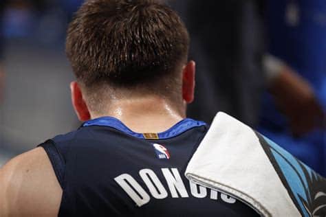 Write informative laconic excerpt under 30 words in mexican spanish for news below. Do not wrap it into quotation marks or html tags. - Luka Doncic es considerado uno de los mejores jugadores en la NBA de fantasía. - Doncic promedió 28.4 puntos, 9.1 rebotes, 8.7 asistencias y 3.1 triples por juego la temporada pasada. - A pesar de su porcentaje de tiro de campo y tiros libres no tan altos, Doncic sigue siendo una elección de primera ronda en las ligas de fantasía. Fuente: Información recopilada de varias fuentes publicadas sobre la actuación de Luka Doncic en la NBA.,Luka Doncic, estrella de fantasía de la NBA con impresionantes estadísticas de puntos, rebotes y asistencias, a pesar de desafíos en su precisión de tiro.