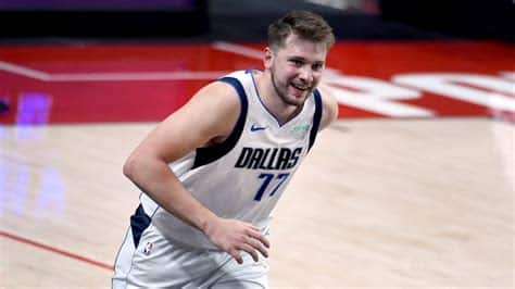 Write informative laconic excerpt under 30 words in mexican spanish for news below. Do not wrap it into quotation marks or html tags. Luka Doncic podría ser el jugador más valioso en fantasy debido a sus estadísticas impresionantes y su alto potencial de mejora Doncic promedió 28.4 puntos, 9.1 rebotes, 8.7 asistencias y 3.1 triples por partido la temporada pasada, con una tasa de uso del 37.4%, la más alta de la NBA. Dallas Mavericks ha añadido refuerzos en la posición de pívot, pero no ha hecho adiciones significativas en el puesto de base, dejando a Spencer Dinwiddie y Tim Hardaway Jr. como los principales compañeros de Doncic.,Doncic destaca en fantasy con estadísticas impresionantes, liderando a los Mavericks con poca ayuda en la posición base.