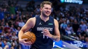 Write informative laconic excerpt under 30 words in mexican spanish for news below. Do not wrap it into quotation marks or html tags. - Luka Doncic, jugador de los Dallas Mavericks, presenta números impresionantes en la temporada pasada. - Doncic promedió 28.4 puntos, 9.1 rebotes, 8.7 asistencias, 1.2 robos y 3.1 triples por partido. - A pesar de sus porcentajes de tiro no tan altos, Doncic se consolida como uno de los mejores jugadores para seleccionar en las ligas de fantasy. Luka Doncic, jugador de los Dallas Mavericks, tuvo una destacada temporada pasada con promedios de 28.4 puntos, 9.1 rebotes, 8.7 asistencias, 1.2 robos y 3.1 triples por partido. A pesar de su bajo porcentaje de tiro, Doncic se consolida como uno de los jugadores más valiosos para las ligas de fantasy.,Luka Doncic brilló con promedios de 28.4 puntos, 9.1 rebotes, 8.7 asistencias, 1.2 robos y 3.1 triples por partido, consolidándose como un referente en fantasy.