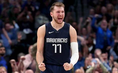 Write informative laconic excerpt under 30 words in mexican spanish for news below. Do not wrap it into quotation marks or html tags. El jugador de baloncesto Luka Doncic firmó una extensión de contrato de cinco años y $207 millones con los Mavericks en la temporada baja. Doncic tuvo una destacada temporada 2020-2021, promediando 27.7 puntos, 8.6 asistencias y 8.0 rebotes por partido. El jugador es considerado uno de los favoritos para el premio de Jugador Más Valioso (MVP) en la temporada 2021-2022.,Luka Doncic firma extensión millonaria con Mavericks tras destacada temporada. Favorito al premio MVP esta temporada.