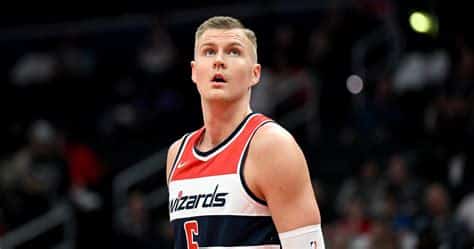 Write informative laconic excerpt under 30 words in mexican spanish for news below. Do not wrap it into quotation marks or html tags. Kristaps Porzingis muestra habilidades únicas en el baloncesto a pesar de sus lesiones. Porzingis promedió 20.2 puntos, 8.1 rebotes y 2.3 asistencias por partido la temporada pasada. A pesar de su consistencia estadística, su historial de lesiones genera preocupación en los fantasy managers. Porzingis se perdió una gran cantidad de juegos la temporada pasada y ha tenido problemas de lesiones en su carrera. Porzingis podría ser seleccionado en rondas posteriores en el draft de fantasía debido a su historial de lesiones, pero tiene potencial para brindar buenos números cuando está saludable. El alero de los Celtics, Jayson Tatum, y el escolta de los Mavericks, Luka Doncic, se enfrentarán en las Finales de la NBA de 2024. Expertos de RotoWire proporcionan predicciones para las Finales entre Mavericks y Celtics. Porzingis podría tener una buena temporada si juega junto a Bradley Beal y Kyle Kuzma en los Wizards. A pesar de sus lesiones, Porzingis ha mostrado habilidad para anotar, bloquear tiros y atrapar rebotes a lo largo de su carrera. Porzingis es considerado como uno de los jóvenes talentos con mayor potencial en la liga.,Kristaps Porzingis, prometedor pero con historial de lesiones, despierta interés en fantasy y podría brillar en los Wizards junto a Beal y Kuzma.