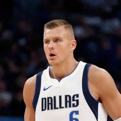 Write informative laconic excerpt under 30 words in mexican spanish for news below. Do not wrap it into quotation marks or html tags. Kristaps Porzingis es uno de los cuatro jugadores en promediar al menos 1.5 triples y 1.5 tapones por partido la temporada pasada. A pesar de su talento, Porzingis ha tenido dificultades para mantenerse en la cancha debido a lesiones. Porzingis promedió 20.2 puntos, 8.1 rebotes y 2.3 asistencias por partido la temporada pasada, pero solo pudo jugar en 51 juegos.,Porzingis destaca en triples y tapones, pero lucha contra lesiones. Promedió 20.2 puntos en solo 51 juegos la temporada pasada.