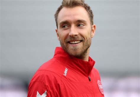 Write informative laconic excerpt under 30 words in mexican spanish for news below. Do not wrap it into quotation marks or html tags. Jun 16, 2024, 01:26 PM ETChristian Eriksen scored Denmark&apos;s opening goal of Euro 2024. Harry Langer/DeFodi Images via Getty ImagesChristian Eriksen scored for Denmark in their opening European Championship match against Slovenia on Sunday, three years after he suffered a cardiac arrest on the pitch at the last tournament in 2021.Eriksen opened the scoring for the Danes in the 17th minute in Stuttgart after he received a flicked pass from Jonas Wind inside the box.The goal came 1,100 days after Eriksen had to be resuscitated after suffering a cardiac arrest on the pitch in Denmark&apos;s Euro 2020 game against Finland in Copenhagen.For much of the contest it seemed as though Eriksen&apos;s goal would prove decisive for Denmark, but Erik Janža&apos;s deflected strike in the 77th minute earned Slovenia a draw.The game was stopped in the 43rd minute with the score 0-0. Finland eventually won 1-0, with Eriksen named man of the match.Danish football federation director Peter Moeller later said Eriksen got a "heart massage" while being treated on the field."He fell over and got help and heart massage on the field," Moeller told Danish public broadcaster DR. "He was fortunately awake when he left stadium."Eriksen was an Inter Milan player at the time of his cardiac arrest. He was signed by Premier League side Brentford in 2022, before he joined Manchester United on a three-year deal later that year. ,Christian Eriksen anotó el gol de apertura de Dinamarca en la Euro 2024, tres años después de su arresto cardíaco en el torneo anterior.