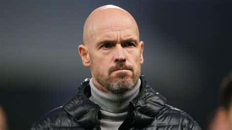 Write informative laconic excerpt under 30 words in mexican spanish for news below. Do not wrap it into quotation marks or html tags. Erik ten Hag said he has yet to agree a new contract at Manchester United and admitted that it won&apos;t be "easily done" after being told by the club&apos;s new football regime that his job is safe at the Premier League team.Ten Hag was informed by the INEOS-led football board last week that he would not be fired as manager after winning the FA Cup, despite guiding the team to an eighth-place finish in the league.But having agreed to retain the former Ajax coach, sources have told ESPN that INEOS are ready to extend Ten Hag&apos;s contract beyond the final 12 months of his existing deal.Ten Hag has now said, however, that further talks are needed with United, who confirmed to him that they had spoken to former Bayern Munich, Chelsea and Paris Saint-Germain coach Thomas Tuchel about replacing him."Manchester United and I still have to find an agreement for the new contract," Ten Hag told Dutch broadcaster NOS. "This isn&apos;t easily done, we are still going to have to talk about this."United have told me that they spoke with Tuchel, but they eventually came to the conclusion that they already have the best manager."Ten Hag, who joined United in 2022, said that he met club officials on holiday on the Spanish island of Ibiza to resolve his future."Manchester United disturbed my holiday, they suddenly stood at my doorstep," he said. "They flew to me in Ibiza."INEOS took their time. They are new in football, it&apos;s normal to reflect the season. It&apos;s no secret that they talked with multiple candidates."Here in Holland this is &apos;not done,&apos; in fact, it&apos;s not even allowed here. But in England they have different rules and laws."As in any organisation, and that seems very sensible to me, there is an evaluation. Conclusions were drawn from there. The new leadership is playing football for the first time." ,Erik ten Hag aún no ha acordado un nuevo contrato con el Manchester United después de que el club confirmara que seguirá como entrenador del equipo de la Premier League.