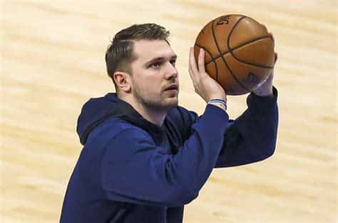 Write informative laconic excerpt under 30 words in mexican spanish for news below. Do not wrap it into quotation marks or html tags. Luka Doncic ha firmado una extensión de contrato de cinco años y $207 millones con los Mavericks en la temporada baja. Doncic tuvo una destacada actuación en los playoffs contra los Clippers, promediando 35.7 puntos, 10.3 asistencias, 7.9 rebotes y 1.3 robos por partido en la serie de siete juegos. Es considerado uno de los favoritos para el premio MVP de la temporada 2021-2022 y su juego en la ofensiva de los Mavericks sigue siendo crucial para el equipo.,Luka Doncic firma extensión millonaria con Mavericks tras sobresaliente desempeño en playoffs ante Clippers; candidato fuerte al MVP. Su impacto en Dallas es vital.