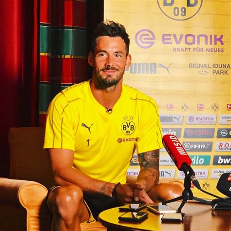 Write informative laconic excerpt under 30 words in mexican spanish for news below. Do not wrap it into quotation marks or html tags. St. Louis City goalkeeper Roman Bürki has said he expects to see Marco Reus join Major League Soccer either this summer or next year, and revealed he continues to convince his former Borussia Dortmund teammate to join the second-year expansion team."I talked to Marco Reus ahead of the Champions League game, I texted, we didn&apos;t talk about the move then because he was obviously focused on the game, but Major League Soccer has a very good chance of seeing him next year or the summer," Bürki told ESPN.- Stream on ESPN+: LaLiga, Bundesliga, more (U.S.) "I can&apos;t tell which team, I am still trying [to convince him] but at some point it&apos;s up to [sporting director] Lutz [Pfannenstiel] and [club owner] Carolyn [Kindle] to make a move."Bürki admitted he&apos;d be willing to give up the captain&apos;s armband if that&apos;s the price to pay for Reus arriving at St. Louis. ESPN previously reported that St. Louis City are one of the MLS sides pursuing Borussia Dortmund attacker, as his contract with the German side expires in the upcoming weeks. Though talks remain preliminary, sources told ESPN the club remains in contention.St. Louis City head coach Bradley Carnell called the potential reunion of Bürki and Reus a "fairytale," before calling for caution."Every time there is a transfer window opening, whether it&apos;s our club or not, everyone gets names thrown out at them. We&apos;ve had plenty of names, whether it&apos;s to join now or in six months," Carnell told ESPN."We go through our lists, and we see if it makes sense or not. When we are in the position that we are in, sure maybe something comes around. The Marco Reus rumors are flattering, it would be something interesting for the league and our team."It&apos;s one of Roman&apos;s best friends, it would be a nice fairytale story. But sometimes reality is far from that. We&apos;re working ways and figuring things out, but right now there&apos;s nothing to be said about the Marco Reus rumor. But the window opens up pretty soon."St. Louis owner Kindle is aware of the current rumors swirling around the club, but echoed Carnell&apos;s sentiments."It&apos;s absolutely amazing [being linked to Reus.] In full disclosure, it&apos;s difficult to separate fact from fiction" Kindle said."Sometimes I call and ask about the rumors. But I thought it would take us three to five years to get to this point of being linked to these figures and we&apos;re on year two and these rumors are amazing. The people of St. Louis are excited."Though the club remains unknown, Bürki insisted the German would soon be stateside to continue the rest of his career after losing the 2024 Champions League Final to Real Madrid. ,El portero de St. Louis City, Roman Bürki, espera que Marco Reus se una a la Major League Soccer este verano o el próximo año. Bürki sigue convenciéndolo.