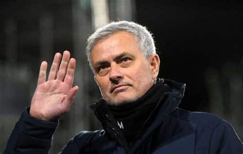 Write informative laconic excerpt under 30 words in mexican spanish for news below. Do not wrap it into quotation marks or html tags. Former Real Madrid boss José Mourinho will be unveiled as the new coach of Turkish Super Lig team Fenerbahce later on Sunday, the club said.Following days of strong indications that Mourinho was to take charge, the Istanbul club said in a post on X early on Sunday that the Portuguese manager was to attend a ceremony at their Sukru Saracoglu ground.- Stream on ESPN+: LaLiga, Bundesliga, more (U.S.)"Saracoglu is waiting for its new coach Jose Mourinho and its great fans at 19.00!," the post reads.On Saturday night, Fenerbahce posted a video message from Mourinho, 61, in which he told Fenerbahce fans he would "see you tomorrow in Kadikoy and let&apos;s start our journey together."It&apos;s Mourinho&apos;s first job since he left Roma in January after two and a half years marked by winning the Europa Conference League in 2022 and a series of disputes with referees.The Portuguese has not worked outside of the top five European leagues since 2004, when he left Porto after winning the Champions League and joined Chelsea, which was on the rise under then-owner Roman Abramovich.Since then he has also coached Inter Milan, Madrid, Manchester United and Tottenham in a career filled with trophies and off-field controversy.Fenerbahce finished second to fierce rival Galatasaray in the Turkish league this season and clashed with the Turkish soccer authorities, including by taking its team off the field in the Turkish Super Cup game in protest. ,El ex entrenador del Real Madrid, José Mourinho, será presentado como el nuevo técnico del Fenerbahce en la Super Liga turca.