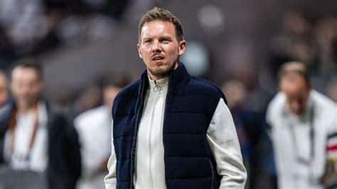 Write informative laconic excerpt under 30 words in mexican spanish for news below. Do not wrap it into quotation marks or html tags. Germany coach Julian Nagelsmann said he&apos;s shocked that a public broadcaster asked participants in a survey if they would prefer more white players in the national soccer team.Nagelsmann agreed Sunday with midfielder Joshua Kimmich&apos;s comments the day before that the survey for German state broadcaster ARD was "absolutely racist" and said it was "madness for a public broadcaster to ask such a question."The survey of 1,304 randomly selected participants found 21% would prefer it if more players with white skin were playing for Germany."I thought about it briefly and I have the feeling that we need to wake up a bit," Nagelsmann said at the team&apos;s training camp for the upcoming European Championship. "There are people in Europe who&apos;ve had to flee because of war, economic factors, environmental disasters, people who simply want to be taken in. We have to ask what are we doing at the moment?"We in Germany are doing very, very well, and when we say something like that, I think it&apos;s crazy how we turn a blind eye and simply block out such things."Nagelsmann said Kimmich was correct when he said a soccer team can be a role model for how different cultures, religious backgrounds and skin colors can join in a group to work together for major goals."I always find it bizarre that we all go on vacation to get to know other cultures and then other cultures come here and we complain about it. It&apos;s bizarre," Nagelsmann said. "So, I can&apos;t go on vacation then, I always have to stay where I am."Nagelsmann agreed with Kimmich that he does not want to do without any of the players he nominated in his squad, which includes Black players."It&apos;s good as it is," Nagelsmann said. "We&apos;re playing a European Championship for everyone in the country. And anyone who can play top football is invited to be a national player and give their all for their country. And that&apos;s what we&apos;re doing. And I hope I never have to read about such a [expletive] survey again."The broadcaster said a reporter working on an ARD documentary on football and diversity was repeatedly confronted with statements about the makeup of the team during the making of the documentary. It said it commissioned the poll in order to have measurable facts on such statements.Germany play Ukraine on Monday in their first warmup game for Euro 2024. They play Greece for their next friendly on Friday in Mönchengladbach.The host nation gets the tournament underway June 14 in Group A play against Scotland in Munich and then plays Hungary in Stuttgart on June 19 and Switzerland in Frankfurt on June 23.Information from The Associated Press was used in this story. ,El entrenador de Alemania, Julian Nagelsmann, criticó a canal público por encuesta racista. Opina que la diversidad es clave en el equipo nacional.