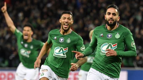 Write informative laconic excerpt under 30 words in mexican spanish for news below. Do not wrap it into quotation marks or html tags. Saint-Etienne drew 2-2 at 10-man Metz to win promotion back to Ligue 1 on Sunday, with substitute Ibrahima Wadji scoring the decisive goal deep into extra time for a 4-3 aggregate score.Both legs of the relegation-promotion playoff finished 2-1 to the home side in regular time, triggering extra time at Stade Saint-Symphorien with the aggregate score at 3-3.The 19-year-old Wadji picked a good time to net his first goal of the season when he struck in the 117th minute of the second leg against Metz, which played with 10 men from the seventh minute. Metz striker Amadou Diallo was shown a straight red card for a dangerous tackle on defender Dennis Appiah.Despite this, Metz raced into a 2-0 lead inside 25 minutes through midfielder Lamine Camara and prolific Georgia forward Georges Mikautadze, who took his tally to 14 goals in 22 games this season after returning on loan from Dutch side Ajax.Mikautadze&apos;s 23 league goals helped Metz gain promotion to the top flight last season, and his future looks likely to take him away from Metz.Defender Léo Pétrot scored in the the 35th minute for 10-time French champion Saint-Etienne, who were relegated to the second division two seasons ago.There were tensions after the game as Saint-Etienne players celebrated and stewards tried to lead them away from the field. One steward fell to the ground after appearing to grab a Saint-Etienne player around the neck and being pushed away by him.Brief shoving ensued as other Saint-Etienne players came over to join their teammate, while online images showed fans throwing drinks over Saint-Etienne players. ,Saint-Etienne empata 2-2 en Metz, asciende a la Ligue 1 con gol de Wadji. Metz terminó con 10 hombres; contiendas tras el juego.