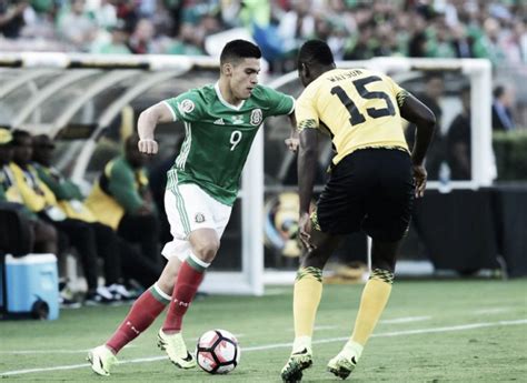 Write informative laconic excerpt under 30 words in mexican spanish for news below. Do not wrap it into quotation marks or html tags. playHerculez Gomez praises Mexico&apos;s resilience in Jamaica win (1:18)Herculez Gomez insists Mexico were the "better team" following their 1-0 win over Jamcaica in their opening match of Copa America. (1:18)HOUSTON, Texas -- Credit is due to Mexico manager Jaime "Jimmy" Lozano, for now.After taking a gamble by leaving high-profile veterans such as Hirving "Chucky" Lozano, Guillermo Ochoa and Raúl Jiménez out of his Copa América roster, and then watching captain Edson Álvarez suffer an injury during Saturday&apos;s tournament opener vs. Jamaica, Mexico still found a way to escape NRG Stadium with a gutsy 1-0 victory.Carried by a 69th-minute game-winner from Gerardo Arteaga, El Tri secured three valuable points in their first group stage clash, but also claimed some worries about whether Alvarez will become a part of the growing list of absent stars.Following examinations that are set to be done over the next couple of days, the West Ham midfielder could join Club América goalkeeper Luis Malagón, who was recently announced as unavailable for the tournament due to an injury of his own."With Edson, we&apos;re going to wait until a couple of days to give him an examination," said Lozano on Saturday about the player who is on the radar of Manchester United. "Obviously as it is with any other player, the intention is not to risk anything. He felt something in his leg."But as for Chucky, Ochoa and Jimenez?All three major absences were tactical decisions made by Lozano in an attempt to rebuild for the 2026 World Cup, which could end up hurting Mexico&apos;s chances from now on in the Copa America --- especially when you consider the looming presence they still had at Saturday&apos;s game.Walking into NRG Stadium, it would have been easy to assume that Lozano&apos;s roster gamble had never happened. Milling around the fan zone, which included images of Ochoa on a tequila advertisement, countless supporters sported the names of the celebrity players who were left off the squad.Ochoa on a tequila ad at the fan fest in Houston, and plenty of Chucky jerseys around as well, despite both not being in Mexico&apos;s Copa America roster. Time will tell if Jimmy Lozano&apos;s gamble with leaving out those veterans and others was the right decision, or premature pic.twitter.com/ex7e0GCk7z— Cesar Hernandez (@cesarhfutbol) June 22, 2024 Had Mexico lost or drawn against underdogs like Jamaica, a fan simply had to look at jerseys on their left or right to know what was possibly missing from El Tri. While some were sipping on tequila before the game in the fan zone, it&apos;s likely not a stretch that a few supporters were bemused at the notion that the goalkeeping icon on the ad above them was nowhere to be found in the announced gameday roster.Roster depth has been a long-time concern for Mexico, and despite the need for a generational change ahead of the World Cup, one could have argued that the decision to leave out the well-known veterans was and perhaps still is premature.Keep in mind, Lozano himself knows that this is the most important tournament in his coaching career."Without a doubt, without a doubt, of course," said Mexico&apos;s coach on Friday when asked if this was the biggest challenge of his run as manager."A Copa América is surely just a step below a World Cup. Because we are not always invited, because there are teams that have been world champions many times. Without a doubt, without a doubt, the most important tournament [of my career]."And yet, he still made the wager, taking a chance on his Texas hold &apos;em hand that clinched all of Saturday&apos;s chips.Hitting the ground running with more possession in the first half, Mexico looked superior over their opponents, often controlling the momentum of the match. Even after Alvarez&apos;s injury, and a Jamaica goal called offside by VAR, El Tri did well to compose themselves and build the confidence needed that led to Arteaga&apos;s opportunity.Gerardo Arteaga&apos;s strike helped Mexico kick off their Copa América group stage campaign with a 1-0 win over Jamaica. (Photo by Omar Vega/Getty Images)"It&apos;s not easy to recover and remain balanced after your captain exits so rapidly," Lozano said. "But it seems to me that the team stabilized quickly."The match was tense, and Jamaica kept pace with opportunities of their own, but it was Arteaga&apos;s strike in the second half that proved to be the difference-maker. With the lead in hand, and with substitute Luis Romo doing well to take over Alvarez&apos;s position in the heart of the XI and goalkeeper Julio González standing tall in goal, Mexico secured three points by the final whistle."Suddenly we had more clarity with the ball and we were better positioned," Lozano said. "The team settled down, played with personality and also generated some very valuable and very important chances."Three points earned, but Lozano can&apos;t cash out just yet. Realistically speaking, Jamaica were the easiest opponents on the Group B poker table.With or without Alvarez as their leader, Mexico will soon find themselves against more difficult opposition in their upcoming matches vs. Venezuela and Ecuador. While El Tri should be proud of narrowly escaping with a victory against a fellow Concacaf colleague like Jamaica amid a roster transition, the challenge will be far greater as they close out the group stage with true CONMEBOL hurdles on the horizon.Keep up to date with all the results, news coverage and stories on the biggest names and teams in the United States as the tournament progresses. Copa América 2024 Credit should be given to Lozano and his players, but the job is far from done for the tournament&apos;s two-time finalists who are expected to at least go beyond the group stage.And more than likely in those upcoming matches that could define whether El Tri move on or not, those looming figures of Lozano, Ochoa and other veterans will remain, possibly as a reminder of what Mexico may be missing. Depending on how things go, Alvarez could be part of the absences as well. ESPN BET is owned and operated by PENN Entertainment, Inc. and its subsidiaries (&apos;PENN&apos;). ESPN BET is available in states where PENN is licensed to offer sports wagering. Must be 21+ to wager. If you or someone you know has a gambling problem and wants help, call 1-800-GAMBLER.Copyright: © 2024 ESPN Enterprises, Inc. All rights reserved. ,México logra victoria de 1-0 sobre Jamaica en la Copa América gracias a gol de Gerardo Arteaga. Preocupa lesión de Edson Álvarez. Lozano toma decisiones tácticas.