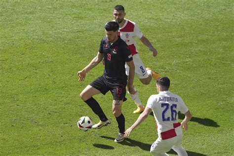 Write informative laconic excerpt under 30 words in mexican spanish for news below. Do not wrap it into quotation marks or html tags. Mirlind Daku with a megaphone following Albania&apos;s draw with Croatia. James Baylis - AMA/Getty ImagesAlbania forward Mirlind Daku has been banned for two games by UEFA for leading supporters in nationalistic chants after his country&apos;s 2-2 draw with Croatia.Daku took a megaphone after the game had finished in Hamburg on Wednesday and sang anti-North Macedonia and anti-Serbia songs."Daku will be banned for a total of two UEFA representative team competition matches for which he would be otherwise eligible," a statement from European football&apos;s governing body confirmed on Sunday."[Daku] failed to comply with the general principles of conduct, violated the basic rules of decent conduct, used sports events for manifestations of a non-sporting nature and brought the sport of football into disrepute."Daku, who has since apologised for his actions, will miss Monday&apos;s game against Spain in Düsseldorf, where Albania could book their place in the knockout stages for the first time ever with a win.He will also be unavailable for the round of 16 should Albania qualify.The Rubin Kazan forward only began playing for Albania last year after using his right under FIFA rules to change his eligibility from Kosovo, the ethnic-Albanian former province of Serbia that declared independence 16 years ago.Meanwhile, the Albanian Football Association have been fined a total of €47,500 for the lighting of fireworks, a pitch invasion and for transmitting provocative messages not fit for a sports event during the same match.Croatia were also fined €28,000 for the lighting and throwing of fireworks during the game.After footage of Daku with the megaphone and, later, Albania and Croatia fans uniting in anti-Serbia chants, Serbia threatened to withdraw form Euro 2024 if UEFA did not deal with the matter via comments made by Jovan Surbatovic, the general secretary of the Football Association of Serbia.In a separate statement, the Serbia FA condemned the "shameful racist behavior" of the Albanian and Croatian fans and said the match should have been suspended as soon as the chants started.Prior to that, on Wednesday, UEFA had cancelled the media credentials of a Kosovar journalist Arlind Sadiku for allegedly making a nationalist gesture towards Serbia fans during their game against England in Gelsenkirchen on Sunday.A statement issued by UEFA read: "UEFA can confirm that one journalist has had his accreditation cancelled due to misconduct at the UEFA EURO 2024 match between Serbia and England on 16 June 2024."Albania, Croatia and Serbia are all still alive going into the final round of fixtures this week in the group phase.All three nations have one point from their two games so far. In addition to Albana against Spain, Croatia face Italy on Monday in Group B, while Serbia close Group C against Denmark on Tuesday. ,El delantero de Albania, Mirlind Daku, ha sido suspendido dos juegos por la UEFA por liderar cánticos nacionalistas tras el empate con Croacia.