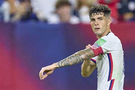 Write informative laconic excerpt under 30 words in mexican spanish for news below. Do not wrap it into quotation marks or html tags. Christian Pulisic scored in the third minute and assisted on Folarin Balogun&apos;s goal in the 44th as the United States cruised past Bolivia 2-0 in their Copa América opener on Sunday night.Among six invited guests to South America&apos;s championship, the U.S. is expected to advance from Group C to the quarterfinals along with Uruguay.Bolivia lost its 13th straight Copa América match dating to 2015 and has one win in its last 31.The 11th-ranked U.S. plays Panama on Thursday at Atlanta and closes the group against Uruguay on July 1 at Kansas City, Missouri. No. 84 Bolivia meets Uruguay on Thursday at East Rutherford, New Jersey, then plays Panama on July 1 at Orlando, Florida.A crowd of 47,873 attended the match under the retractable roof at 80,000-seat AT&T Stadium, which will host a World Cup semifinal in two years. It was 97 degrees Fahrenheit outside (36 Celsius) the home of the NFL&apos;s Dallas Cowboys at kickoff but air-conditioned inside.American goalkeeper Matt Turner, playing a day before his 30th birthday, had three saves in his 25th international shutout. The U.S. improved to 6-0 at AT&T as the Americans opened their fifth Copa América appearance, the first since reaching the semifinals as co-host in 2016.The U.S. had 18 touches inside the attacking penalty area in the first half and Bolivia had none.Pulisic put the U.S. ahead 2:23 in, the fastest American goal in 34 competitive matches against South American opponents. He played a short corner kick to Tim Weah and ran toward the penalty area. Weah returned the ball to Pulisic, who took a touch and from just inside the area curled a right-foot shot off the outstretched fingertips of goalkeeper Guillermo Viscarra and into the far upper corner for his 30th international goal.Balogun doubled the lead when he received a pass from Pulisic, took several touches and threaded a low, left-foot shot along the ground, past defender Jesús Sagredo and inside Viscarra&apos;s far post for his fourth goal in 13 appearances.Pulisic joined Clint Dempsey as the only U.S. players with a goal and an assist in a Copa América match and reached 30 goals in 69 international appearances, the fewest among Americans.Balogun put the ball in the net again in the 53rd off a pass from Weah, but the Juventus winger was whistled for offside when he received the ball from Weston McKennie in the buildup, a decision confirmed in a video review.Midfielder Tyler Adams, regaining fitness after a back injury, played the first half in his first start for club or country since March 30. Adams and Bologun were inserted into the starting lineup in place of Yunus Musah and Ricardo Pepi in the two changes from the lineup for the 1-1 exhibition draw against Brazil on June 12.Musah replaced Adams at the start of the second half and Pepi entered in the 65th.Viscarra pushed Pepi&apos;s 79th-minute shot over the crossbar, then stopped Pepi in the 90th on a point-blank initial attempt and another off the rebound.,Christian Pulisic anotó y asistió en la victoria 2-0 de EE.UU. sobre Bolivia en la Copa América; se espera que avancen junto a Uruguay.