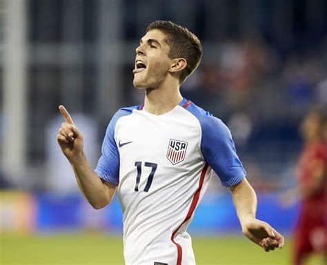 Write informative laconic excerpt under 30 words in mexican spanish for news below. Do not wrap it into quotation marks or html tags. playIs this the best Pulisic has looked for the United States? (1:40)The "Futbol Americas" crew breaks down Christian Pulisic&apos;s performance as the USA defeats Bolivia 2-0. (1:40)Jun 23, 2024, 10:32 PM ETARLINGTON, Texas -- United States men&apos;s national team head coach Gregg Berhalter hailed the leadership of captain Christian Pulisic after his one goal, one assist performance in the USMNT&apos;s 2-0 win over Bolívia to kick off its 2024 Copa América campaign."He&apos;s a selfless leader," Berhalter told reporters after Sunday&apos;s match at AT&T Stadium. "He goes out and he just competes and works really hard, and that helps the team. And then you add to the fact that he&apos;s highly skilled and he can make plays on the offensive end, it&apos;s a great combination.""To me, it was an outstanding performance tonight," added Berhalter, who said that Pulisic earned the coach&apos;s man of the match award.Pulisic opened the scoring three minutes into the match, burying a shot after playing a short corner to Tim Weah and receiving the ball back near the edge of the box. Pulisic ran to the sideline and looked for set-piece specialist coach Gianni Vio in the stands, eventually pointing at him as he celebrated."It&apos;s Copa América, it&apos;s a big tournament," Pulisic said. "I feel like I&apos;m always pretty excited after I score but it&apos;s a big moment, it&apos;s a major tournament."Christian Pulisic was the key performer as the USMNT began its Copa América campaign with a win over Bolivia. John Todd/ISI Photos/USSF/Getty Images for USSFPulisic then tallied an assist just before halftime, collecting the ball and turning in central midfield before finding Folarin Balogun for the left-footed finish.Tyler Adams also earned his first USMNT start since the Concacaf Nations League final in March. Adams played 45 minutes, which Berhalter said was always the plan even though Adams asked to play longer."I was like, &apos;Dude we&apos;ve been down this road,&apos;" Berhalter said with a smile."But of course he wants to stay on the field, and that&apos;s Tyler. You see how much he means to the team; you see his attitude and his intensity. He&apos;s a guy that we want on the field, but we just have to be careful. The plan was 45 minutes from the get-go and we stuck to the plan."Adams said he felt more comfortable coming out of the game with the team leading but "obviously I&apos;m itching to play."The Americans were heavy favorites coming into the match. Bolivia sits second from bottom in CONMEBOL&apos;s World Cup qualifying, with the worst goal difference and only one victory from six matches.Bolivia offered little going forward, failing to to seriously test American goalkeeper Matt Tuner, while the USMNT had several opportunities to add to its lead in the second half."We&apos;ll always look at chance creation as a marker of performance and I think we created enough chances today," Berhalter said. "And on most days those chances are going to go in, and today they didn&apos;t, and that&apos;s fine."I think we&apos;re pleased with the result. The game was never in doubt, and I think it&apos;s a good starting point on which to build throughout this tournament."The USMNT next faces Panama on Thursday in Atlanta before ending group play against Uruguay on July 1."For us it&apos;s just about analyzing and improving," Berhalter said. "I talked about one of our objectives throughout this tournament was to keep trying to get better. I like the performance for an opening game against a difficult opponent. We&apos;re in a good position." ,El entrenador del equipo nacional masculino de Estados Unidos, Gregg Berhalter, elogió el desempeño como líder de Christian Pulisic en la victoria 2-0 sobre Bolivia en la Copa América 2024.