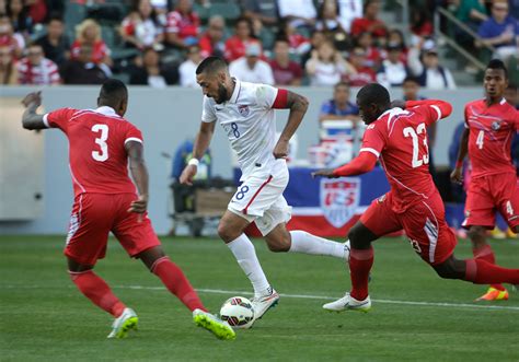 Write informative laconic excerpt under 30 words in mexican spanish for news below. Do not wrap it into quotation marks or html tags. Maximilian Araujo, Darwin Nunez and Matias Vina scored as Uruguay beat Panama 3-1 in their Copa América Group C match in Florida on Sunday.Seeking a record 16th Copa America title, Uruguay dominated with 20 shots, including seven on target. Michael Murillo scored late into stoppage time for Panama.The match drew 33,425 to Hard Rock Stadium, home of the NFL&apos;s Miami Dolphins. The stadium is the site of the July 14 final and seven games during the 2026 World Cup.The United States defeated Bolivia 2-0 in Sunday&apos;s earlier Group C game at Arlington, Texas, leaving it atop the standings with Uruguay level on points but ahead on goal difference by one.Uruguay plays Bolivia at East Rutherford, New Jersey, on Thursday, when Panama faces the U.S. in Atlanta. The group ends July 1 with a U.S.-Uruguay game at Kansas City, Missouri, and a Panama-Bolivia match in Orlando, Florida. The top two teams move on to the quarterfinals.Uruguay is tied with Argentina for a record 15 Copa America titles, but hasn&apos;t advanced past the quarterfinals since winning its last championship in 2011.Panama failed to get past the group phase in 2016, its only previous appearance as a guest at South America&apos;s championship.Uruguay players celebrate after scoring a goal against Panama at the Copa América.Araújo scored the first goal after he received a pass from Viña from just outside the penalty area, took a touch and turned. He tapped the ball twice and curled the ball past goalkeeper Orlando Mosquera&apos;s outstretched left arm for his second goal in nine international appearances.Núñez made it 2-0 in the 85th minute after Panama turned over the ball in the center circle. Nicolás de la Cruz played a long cross to Araújo, whose header deflected off a shoulder of Murillo to Núñez. He volleyed from 12 yards for his 12th goal in 24 appearances, his ninth in his last six matches.Viña boosted the margin to 3-0 with a header from de la Cruz&apos;s free kick in the first minute of stoppage time, outjumping defender Abdiel Ayarza for his first international goal.Murrillo spun a defender to beat goalkeeper Sergio Rochet in the fourth minute of stoppage time for his ninth goal.Uruguay has undergone a rebuilding process under coach Marcelo Bielsa after the retirement of Edinson Cavani and Diego Godín, and a young roster has shown its ability to contend. Uruguay beat Lionel Messi and Argentina and also Brazil in World Cup qualifiers, then routed Mexico 4-0 in a friendly early in June.Mosquera made four saves to keep the game close until late.Luis Suárez, the 37-year-old striker who is Uruguay&apos;s career leading scorer and was the player of the tournament in 2011, did not play.,Uruguay vence 3-1 a Panamá en la Copa América con goles de Araujo, Núñez y Viña. Lidera su grupo en busca del título 16.