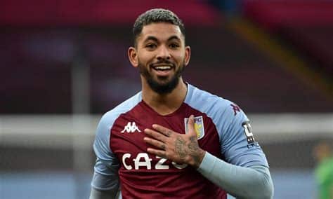 Write informative laconic excerpt under 30 words in mexican spanish for news below. Do not wrap it into quotation marks or html tags. Jun 30, 2024, 08:46 AM ETDouglas Luiz played a key role in Aston Villa&apos;s Champions League clinching campaign. Nigel French/Sportsphoto/Allstar via Getty ImagesJuventus have completed the signing of Douglas Luiz from Aston Villa, the Serie A club announced.The Brazil international, who is on international duty at the Copa América in the United States, completed a medical before penning a five-year contract with the Turin club. Both clubs agreed a fee reported to be around €28 million ($30m).With Villa eager to complete Luiz&apos;s move before June 30 in order to meet their Profitability and Sustainability Rules (PSR) obligations, Brazil&apos; Football Federation (CBF) gave Juventus permission for the player to undergo a medical in Las Vegas, Nevada, ahead of Friday&apos;s group game against Paraguay.Juventus faced competition from Serie A rivals AC Milan to sign Luiz, who scored nine goals and set up five more in 35 league appearances to help Villa secure a Champions League spot next season.The 26-year-old came through the ranks at hometown club Vasco da Gama before joining Manchester City in 2017 on a five-year deal.Luiz never played a first-team game for the Premier League champions and spent two seasons on loan at Girona before arriving at Villa in 2019.During his time at Villa, Luiz scored 20 goals in 175 appearances. He was on the bench in Brazil&apos;s goalless draw against Costa Rica in their Copa América opener on Monday.Meanwhile in a separate deal, Juventus&apos; Argentine midfielder Enzo Barrenechea and English striker Samuel Iling-Junior have joined Villa on a permanent transfer. ,Juventus ficha a Douglas Luiz de Aston Villa por 28 millones de euros. Luiz, internacional brasileño, firma contrato por cinco años con el club italiano.