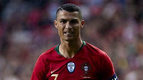 Write informative laconic excerpt under 30 words in mexican spanish for news below. Do not wrap it into quotation marks or html tags. playOgden: Ronaldo is a hindrance rather than a help for Portugal (1:42)Mark Ogden explains why he thinks Cristiano Ronaldo should start on the bench for Portugal. (1:42)Bruno Fernandes has said his Portugal teammate Cristiano Ronaldo is only interested in the success of the team rather than personal achievements.Ronaldo is yet to score at Euro 2024 and has received some criticism that he&apos;s only happy when he gets a goal himself.Despite not finding the net in Germany, the 39-year-old laid on a goal for Fernandes in the 3-0 win over Turkey in the group stage and the Manchester United midfielder said it shows Ronaldo puts Portugal above his own statistics."For Cristiano Ronaldo, the most important thing is for the team to succeed," Fernandes told a news conference on Sunday. "For him [passing to Fernandes against Turkey] was the best decision at the moment but if he had taken a shot, we would have had the same result."Ronaldo is set to start Portugal&apos;s round-of-16 clash against Slovenia in Frankfurt on Monday, two years after he was sensationally dropped by then manager Fernando Santos for the knockout tie against Switzerland at the 2022 World Cup.Cristiano Ronaldo set up a goal for Bruno Fernandes from an easy-scoring position against Turkey. Emin Sansar/Anadolu via Getty ImagesPortugal are strong favourites to win, although Slovenia beat Roberto Martinez&apos;s team 2-0 in a friendly in March."It&apos;s do or die," Martinez said. "It&apos;s not easy to play at a Euros but we are prepared. Slovenia are very well organised and competitive and we need to be at our best. This tournament starts now. Portugal is fresh and we&apos;re ready."Fernandes, meanwhile, warned Portugal that they would need to "be on their toes" if they wanted to reach the quarterfinals after losing to Slovenia so recently."We want to win every single game so that means reaching the final and winning the final," Fernandes said."No team wants to go home early, least of all Portugal because we are aware of our quality. We had a friendly when they beat us and this needs to put us on our toes. They had a great defence but we need to find solutions." ,Cristiano Ronaldo de Portugal enfocado en el éxito del equipo, dice compañero Bruno Fernandes antes del choque en octavos de final contra Eslovenia en Euro 2024.