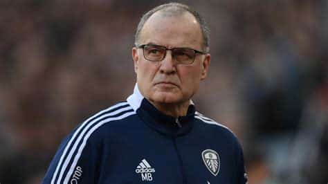 Write informative laconic excerpt under 30 words in mexican spanish for news below. Do not wrap it into quotation marks or html tags. Jun 30, 2024, 03:36 PM ETCONMEBOL has suspended Uruguay coach Marcelo Bielsa for the team&apos;s 2024 Copa América group-stage finale against the United States.The suspension is the result of Uruguay entering the pitch late in a 5-0 victory over Bolívia on Thursday. Copa América regulations state that "teams must strictly respect the schedule set for the start of the game," and that "the coach of the team concerned shall in all cases be held responsible" for infractions.The first violation results in a warning, while the second violation triggers a one-game suspension for the coach. The Uruguayan Football Association was also fined $15,000.CONMEBOL has been cracking down on teams holding up game restarts during Copa América.Argentina coach Lionel Scaloni and Chile coach Ricardo Gareca were both suspended earlier in the tournament for their respective teams&apos; late arrivals to the field. Venezuela coach Fernando Batista is also suspended for his team&apos;s group-stage finale against Jamaica on Sunday due to the same violation.A draw against the United States on Monday in Kansas City, Missouri, would guarantee Uruguay a place in the knockout stage of Copa América as Group C winners.The USMNT is in a more precarious position after losing to Panama on Thursday. The Americans could advance to the knockout stage with any result depending on the result of the simultaneous Panama-Bolivia game, but they could fall short of advancing even with a win over Uruguay if Panama makes up the goal difference tiebreaker in a win over Bolivia."We have to go, and we have to represent our country with passion, pride," USMNT captain Christian Pulisic said after Thursday&apos;s loss to Panama. "We have to go and play the best game of our lives, and that&apos;s it. We want to go, we want to win, and we want to continue in this competition." ,CONMEBOL suspende al entrenador de Uruguay, Marcelo Bielsa, para el partido de la Copa América 2024 contra Estados Unidos por llegar tarde al campo.