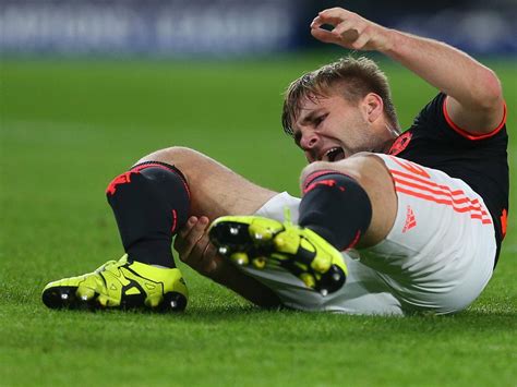 Write informative laconic excerpt under 30 words in mexican spanish for news below. Do not wrap it into quotation marks or html tags. Manchester United defender Luke Shaw has said he should not have played in their game against Luton Town in February when he injured his hamstring, as he races the clock to be fit for England&apos;s opening game of the European Championship against Serbia on June 16.England manager Gareth Southgate said earlier this week he was taking a "gamble" in selecting Shaw for his squad.The 28-year-old, who has been at United for a decade, said he was disappointed when fans questioned his commitment to the club following his selection for the England squad after playing just 15 games for United last season."If the manager asks me to play, I&apos;m never going to say &apos;no.&apos; But I shouldn&apos;t have played [at Luton]," Shaw said. "It&apos;s kind of everyone&apos;s fault. Partly my fault, partly the [United] medical staff."I came back too quickly and I actually ended up getting another injury in my hamstring ... I did push to do everything I can to be fit for United."Asked if he will play against Serbia in Group C on June 16, Shaw said: "That&apos;s not really down to me. We just go day by day, see how I&apos;m feeling in training."I would love to make the first game, but I don&apos;t want to rush too quickly because realistically I&apos;ve only got one chance. If I feel something, then that&apos;s it. I don&apos;t want that to happen."Shaw added that England&apos;s 1-0 loss against Iceland in their last Euros warm-up game on Friday could possibly be a blessing for the team in disguise. "This could have been the best thing to happen to us," he said."It made us realise that going to Germany is not going to be an easy ride. It&apos;s going to need a lot of determination from the team to do that." ,El defensor del Manchester United, Luke Shaw, admite que no debería haber jugado en febrero antes de lesionarse el isquiotibial. Busca recuperarse para la Eurocopa.