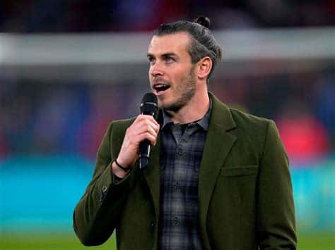 Write informative laconic excerpt under 30 words in mexican spanish for news below. Do not wrap it into quotation marks or html tags. Wrexham co-owner Rob McElhenney has reiterated his desire to bring Gareth Bale to the club and said "the offer is still on the table" for the former Real Madrid star.Bale had turned down McElhenney&apos;s earlier overtures to coax him out of retirement for "one last magical season," after Wrexham secured promotion to the English Football League in 2023.Following Wrexham&apos;s second successive promotion this season that saw them climb into League One, McElhenney has returned to Bale with the same offer."Gareth Bale is still technically available. I don&apos;t know, I made the plea last year and I&apos;m just going to tell Gareth that the offer&apos;s still on the table," McElhenney said."We&apos;ll let you off for golf, whenever you need to get off. As long as you come to training once or twice a week we can figure out how to get you 10 minutes on the pitch."And the golf courses -- Wales is amongst the most beautiful countries in the world."Bale called time on his storied career in January 2023, after guiding Wales to their first-ever World Cup in Qatar in 2022. The 34-year-old rose to prominence at Tottenham, for whom he scored 71 goals across two spells, but it was at Real Madrid where he gained superstar status.He won 21 trophies during his nine years at Madrid, a haul that includes five Champions League titles. He joined MLS side LAFC in 2022 and despite making just 13 appearances for the club, he wrote himself into their history books. He scored a 128th minute equaliser in the 2022 MLS Cup Final to force the game into penalties, which LAFC went on to win and lift their first MLS Cup. ,Rob McElhenney reiteró su deseo de llevar a Gareth Bale al Wrexham y dijo que la oferta sigue en pie para el ex astro del Real Madrid.