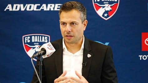 Write informative laconic excerpt under 30 words in mexican spanish for news below. Do not wrap it into quotation marks or html tags. FC Dallas announced it had parted ways with manager Nico Estevez, effective immediately, with assistant coach Peter Luccin taking over on an interim basis.Estevez compiled a regular season record of 28-27-29 over parts of three seasons.Dallas made the playoffs in both of the full seasons Estevez was in charge, reaching the Western Conference semifinals in 2022. He was previously an assistant coach with the United States men&apos;s national team under current manager Gregg Berhalter."It is always a difficult decision to part ways with your head coach. A great deal of thought and deliberation went into this move as it is still early in the season. We believe a coaching change is in the best interest of the club," said FC Dallas President Dan Hunt in a statement."I want to thank Nico for everything he has done for the club, including some great playoff memories." Estevez is the second manager to be let go under current sporting director Andre Zanotta.On Saturday, in Estevez last game as a coach, Dallas drew 1-1 with Minnesota United. The team has a 3-8-5 record and is in the 12th position in the Western Conference.Neither Estevez nor predecessor Luchi Gonzales were able to bring FCD back to the heights it enjoyed under Oscar Pareja during the mid-2010s, a period that included a U.S. Open Cup and Supporters Shield double in 2016.Luccin, a native of Marseille, France, has been part of the Dallas organization since 2013, spending two seasons with the club as a player before beginning his coaching career in Dallas&apos; academy. He has been an assistant coach with the club since 2019. Details regarding Luccin&apos;s interim coaching staff will be announced at a later date."[Luccin] knows our players and understands the culture of our club, and we appreciate his willingness to step up and lead during this transition," said Hunt. ,FC Dallas despide a Nico Estevez como director técnico. Peter Luccin asume interinamente. Estevez tuvo récord de 28-27-29 en 3 temporadas. Luccin, francés, forma parte del club desde 2013.