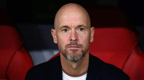 Write informative laconic excerpt under 30 words in mexican spanish for news below. Do not wrap it into quotation marks or html tags. playCraig Burley can&apos;t believe Man United stuck with Erik ten Hag (1:32)After reports emerged that Manchester United are sticking with Erik ten Hag as their manager, Craig Burley lets rip at the club&apos;s hierarchy and fans alike. (1:32)Manchester United&apos;s contract negotiations with Erik ten Hag will include discussions about his role in the club&apos;s recruitment and the make-up of his coaching team, sources have told ESPN.ESPN reported on Tuesday that Ten Hag will stay on as manager following the conclusion of United&apos;s end-of-season review.Following the decision, club sources have indicated to ESPN that talks to extend Ten Hag&apos;s contract will begin, with his existing deal set to expire in 2025.However, Ten Hag&apos;s influence over recruitment and the structure of his coaching team will be two key topics.The 54-year-old&apos;s contract, signed when he arrived from Ajax in 2022 and also including a plus one option until 2026, allows him a veto on transfers both in and out.However, new co-owner Sir Jim Ratcliffe and his INEOS team led by Sir Dave Brailsford are keen to hand responsibility for recruitment to dedicated staff led by incoming sporting director Dan Ashworth, technical director Jason Wilsox, chief scout Steve Brown and director of football negotiations Matt Hargreaves.Under the new structure, Ten Hag would be allowed "a voice" on transfers but his redefined role would centre on managing and coaching a squad largely assembled for him.Erik ten Hag will remain as Manchester United manager next season. Nick Potts/PA Images via Getty ImagesSources have told ESPN that recruitment work -- led by Wilcox and Brown in the continued absence of Ashworth, who is still on gardening leave from Newcastle United -- was being undertaken during United&apos;s review and Ten Hag will be briefed on their progress now it had been confirmed he will lead the team next season.Sources have told ESPN that talks will also take place about the make-up of Ten Hag&apos;s coaching staff, particularly around the future of forwards coach Benni McCarthy.McCarthy was appointed by Ten Hag in 2022, but he is out of contract this summer and there have been no discussions about a new deal.Ten Hag would like McCarthy to stay, but sources have told ESPN that Brailsford is open to the idea of bringing in an external coach to work with assistants Mitchell van der Gaag and Steve McClaren.Sources have told ESPN there is a feeling that an outside coaching appointment approved by Ashworth and Wilcox would help quickly implement a "club-led game model" rather than one determined solely by the manager. ,Manchester United mantiene a Erik ten Hag como entrenador, con negociaciones para extender su contrato y discutir su rol en la selección de jugadores.