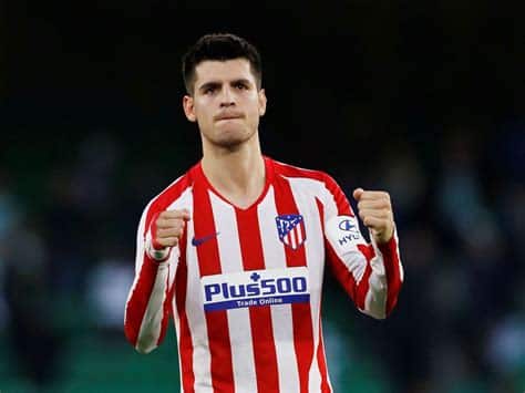 Write informative laconic excerpt under 30 words in mexican spanish for news below. Do not wrap it into quotation marks or html tags. Atlético Madrid forward Álvaro Morata has said "the easiest thing" would be for him to play abroad, hitting out at the way fans in Spain have treated him and his family.Morata is the fourth highest goalscorer in the history of the Spanish national team -- behind David Villa, Raul Gonzalez and Fernando Torres -- and is captaining his country at Euro 2024.However, the former Real Madrid player has had an up-and-down relationship with fans, being whistled by some of the crowd at the Bernabéu during Spain&apos;s friendly with Brazil in March, and by fans during Spain&apos;s Euro 2020 campaign three years ago.Álvaro Morata targets move abroad due to fan abuse in Spain. Photo by Ion Alcoba Beitia/Getty Images"The easiest situation for me is not playing in Spain, because of what I have to experience when I go out into the street in this country," Morata told Cadena SER on Wednesday."For me the easiest situation would be to go and play abroad. Often my children, who are five years old, don&apos;t understand why people are so angry at their father."The easiest thing last summer would have been to leave Atlético. I had better offers financially, from big teams, but I want to win things with Atlético. When I see how people react to our games, to be honest the easiest thing would be to go and play abroad."Morata has scored 35 goals in 73 appearances for his country, and found the net most recently in Spain&apos;s 5-1 friendly win over Northern Ireland on June 8.In 2021, he said his family had received "threats and insults" over his performances for the national team."This could be my last big tournament with the National Team," Morata said on Thursday. "It&apos;s the biggest thing that&apos;s happened in my career, being here. But you have to think if it&apos;s really worth it, matching Fernando&apos;s or Raul&apos;s [goal records], or really being well and being much happier. I think I play better with the national team outside of Spain, honestly.""I think there are a lot of Spaniards who want the National Team to do badly," Morata said. "In other countries that doesn&apos;t happen. I don&apos;t know why. In Italy, during the Euros, it&apos;s full of Italy flags. It&apos;s not politics, it&apos;s football. If you like football and you&apos;re Spanish, why don&apos;t you want Spain to win?"Morata had an impressive first half of the 2023-24 season with Atlético, but struggled badly for form in the second half of the campaign, losing his place in the starting XI.The team have been linked with a move for multiple forwards this summer, including Girona&apos;s Artem Dovbyk and Villarreal&apos;s Alexander Sørloth. ,El delantero del Atlético de Madrid, Álvaro Morata, considera jugar en el extranjero debido al maltrato de los aficionados españoles y la prensa.