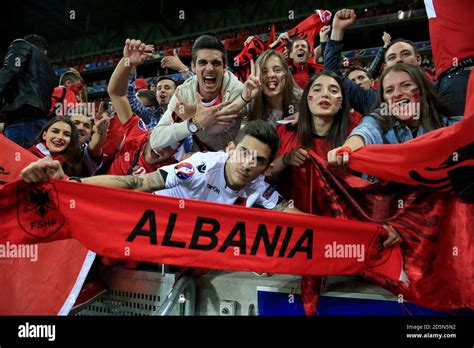 Write informative laconic excerpt under 30 words in mexican spanish for news below. Do not wrap it into quotation marks or html tags. UEFA are expecting Albania to bring a large travelling support to their Euro 2024 fixtures. Robbie Jay Barratt - AMA/Getty ImagesUEFA and German authorities are preparing for over 50,000 Albania supporters to attend Saturday&apos;s Euro 2024 clash against Italy in Dortmund, sources have told ESPN, in what will be the largest travelling contingent of any team other than host nation.And such is the interest in the game in the Balkan country, Albanian prime minister Edi Rama has suspended the nation&apos;s parliament for 10 days to enable over 100 ministers and parliamentarians to attend the team&apos;s Group B fixtures against Italy, Croatia and Spain.Although Signal Iduna Park, Borussia Dortmund&apos;s home stadium, regularly holds over 81,000 spectators for club fixtures, the venue will have a reduced capacity of 62,000 during Euro 2024 and UEFA sources have said that huge numbers of neutral section tickets for the Group B opener have been bought by Albanian fans.Many Albanian residents in Germany have snapped up tickets for the country&apos;s first major tournament appearance since Euro 2016, while reigning European champions Italy are expected to be backed by fewer than 10,000 supporters due to the vast majority of tickets being bought by Albania supporters.Over 100,000 Scotland supporters are expected in Germany during the tournament, while sources have said that England, the Netherlands and Poland will also be followed in large numbers by travelling fans.And Turkey&apos;s Group F fixtures against Georgia, Portugal and Czechia are all set to be dominated by huge numbers of Turkish fans due to Germany being home to over 7 million people of Turkish heritage. ,La UEFA espera una gran asistencia de aficionados albaneses en los partidos de la Euro 2024, con más de 50,000 seguidores viajando a Alemania.