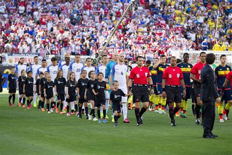 Write informative laconic excerpt under 30 words in mexican spanish for news below. Do not wrap it into quotation marks or html tags. playGomez: USMNT &apos;unfortunate&apos; not to get win vs. Brazil (0:56)Following the United States men&apos;s team&apos;s first-ever draw against Brazil, Herculez Gomez thinks Gregg Berhalter&apos;s side could have gone one better. (0:56)ORLANDO, Florida -- As United States men&apos;s national team goalkeeper Matt Turner prepared to answer questions in the postmatch mixed zone Wednesday, he found himself face-to-face with United States legend Kasey Keller. The former USMNT keeper offered up his congratulations to Turner for the latter&apos;s heroics in the 1-1 draw against Brazil.After Keller had departed, Turner remarked, "That was cool. What a guy."It was fitting that the two should exchange a quick word, as they now share the rare distinction of avoiding defeat against Brazil. It was Keller&apos;s stellar performance against the Seleção back in the semifinals of the 1998 Gold Cup that almost single-handedly led the U.S. to a 1-0 win. The stunned look on the face of Brazilian World Cup winner Romario, as Keller made save after save, remains etched in the memory.On Wednesday, it was Turner&apos;s opportunity to shine. To be clear, it wasn&apos;t perfect. Turner&apos;s wayward pass in the 17th minute helped set the table for Rodrygo to put Brazil in the lead. But Turner righted himself, delivering 10 saves, including a blast from Rodrygo in the 74th minute. The fact that the U.S.&apos;s record against Brazil now stands at 1-18-1 reveals just how uncommon such a result is.Contrast this performance with that of last Saturday against Colombia, one in which the U.S. were shellacked 5-1. Turner seemed overwhelmed at times, and given the way that he has struggled for minutes and form while at Nottingham Forest this season, concern was starting to mount that he might not be the man to start in goal for the U.S. For the moment, he has quieted those doubts."It&apos;s been a tough couple of months for me personally on the pitch," he said. "So to have the opportunity to be out here again and feel the trust that my teammates have in me and my coaches have in me here, it&apos;s huge. It speaks volumes to me. So I was grateful to be able to perform well tonight. It won&apos;t always be like that, but I think you are only as good as the guys around you."Turner&apos;s performance in large part mirrored that of the team; there were blemishes, but it was a huge improvement on last Saturday, one replete with increased resolve and execution. Christian Pulisic delivered the equalizer with a powerful free kick in the 26th minute, and he came agonizingly close to winning the match in the 68th minute only to be thwarted by Brazil keeper Alisson. Brenden Aaronson suffered the same fate after being set up by Pulisic 15 minutes later. The defense, much maligned after the Colombia debacle, bent plenty in the face of attackers like Vinícius Júnior and Raphinha, but held firm.USMNT head coach Gregg Berhalter congratulates Christian Pulisic during Wednesday&apos;s 1-1 draw with Brazil. Douglas Defelice/USSF/Getty Images for USSFThe team-wide eagerness to do the dirty work provided the backbone to earn a most unlikely result."I think it was just a willingness to defend, get numbers behind the ball in transition, getting numbers back much [quicker], just a lot smarter and not losing balls in the wrong areas and just giving them easy opportunities," said Pulisic. "And yeah, just a team spirit of willingness to also suffer at times and then find our chances. So definitely a big step in the right direction."Herculez Gomez and Sebastian Salazar debate the biggest storylines and break down the best highlights that soccer in the Americas has to offer. Stream on ESPN+ (U.S. only) The U.S. also used its collective brain as well. The team, as well as manager Gregg Berhalter, has been criticized for at times wanting to play the ball out of the back at all costs, and that predictability -- or stubbornness -- worked against it in the Colombia match. On Wednesday, there was more of a willingness to hit long passes and fight for second balls, especially from goal kicks."I think our biggest takeaway from the game on the weekend was that sometimes you switch up from the game plan. You can&apos;t just be robots out there," said defender Chris Richards. "You have to have a feel for the game. And so I think that&apos;s what we did tonight, with mixing it up and rather than just playing out the whole time. Sometimes you had to go direct and it&apos;s okay to reset."International tournaments, and the friendlies that precede them, are invitations to become a prisoner of the moment. The U.S. isn&apos;t quite as terrible as it was against Colombia. It&apos;s also dangerous to think that a draw against Brazil means everything is sweetness and light in the U.S. camp. The U.S. midfield remains a work in progress.One should also consider the U.S. team&apos;s rather curious history under Berhalter where it has delivered some dreadful performances ahead of major tournaments. In 2019, prior to that year&apos;s Gold Cup, the U.S. lost preparation games to Jamaica and Venezuela, the latter by a 3-0 scoreline. Prior to the 2022 World Cup, there was a heavy 3-0 defeat to Japan, which was followed by a dour 0-0 draw against Saudi Arabia. In both cases the U.S. went on to have successful tournaments. Granted, it&apos;s not a guarantee of anything, which might explain Berhalter&apos;s muted reaction to this match, even as he lauded his side&apos;s teamwork and intensity."We feel like we made a little step. It&apos;s not a huge step, but it&apos;s a little step to be able to play against an amazingly talented Brazil team and bend but not break," he said.It would be a stretch to say the U.S. is operating at its peak, but there is certainly a sense of increased momentum about the group that wasn&apos;t there following the Colombia result. And the manner of the result against Brazil provides some hope. There was a time when the U.S. was notoriously difficult to play against. That trait hasn&apos;t shown itself with the same level of consistency in the last decade or so. That it did so on this evening counts as a positive development. It will be needed in the coming weeks.Now the Copa America awaits. Group C, in which the U.S. will face Bolívia, Panama and Uruguay, ought to be navigable. But the U.S. isn&apos;t in the kind of position where it can just turn up and expect to get results. That does seem to be one of the primary takeaways from these last two friendlies. It&apos;s a lesson that shouldn&apos;t need reinforcing given this team&apos;s level of experience, but better for it to happen now than in the actual Copa itself. For now, the U.S. can enjoy a rare result against one of the world&apos;s best.As Berhalter said, "It&apos;s a good end to preparation camp. We&apos;re ready for Copa America." ,El guardameta del USMNT, Matt Turner, destaca en un empate 1-1 contra Brasil. El equipo muestra mejoría en preparación para la Copa América.