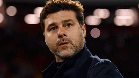 Write informative laconic excerpt under 30 words in mexican spanish for news below. Do not wrap it into quotation marks or html tags. Conor Gallagher made 50 appearances in all competitions in Mauricio Pochettino&apos;s sole season at Chelsea. Bradley Collyer/PA Images via Getty ImagesConor Gallagher has admitted his sadness at Mauricio Pochettino&apos;s departure as Chelsea boss but insisted he is not distracted by ongoing speculation surrounding his future.Pochettino left Chelsea by mutual consent last month after a tumultuous trophy less season in which he faced calls from some fans to be sacked before rallying to a sixth-place finish by winning their last five Premier League matches.Gallagher made 50 appearances across all competitions under Pochettino -- more than any other player -- and the midfielder reflected on the Argentine&apos;s exit and Enzo Maresca&apos;s appointment as his successor when speaking at England&apos;s Euro 2024 base on Thursday."Of course he has done so much for me so I was sad, sad for him and his coaching staff but really excited about the new manager coming in, and myself and everyone at Chelsea is really excited to work with him," Gallagher said."I&apos;ve really enjoyed it, when I&apos;m playing football I am happy and I have been playing on a consistent basis this season so I just wanted to work as hard as possible to help Chelsea as much as I can and England when I played."A lot of credit to Pochettino for giving me that opportunity to show Chelsea what I could do in the last season, hopefully there is still room for improvement."He just showed his belief and trust in me which is all a player wants to be honest. If a manager shows you a bit of love, it makes you play better. Long story short, it gives you confidence and that&apos;s what it gave me so I just build on that."Gallagher has a year remaining on his Chelsea contract and sources have told ESPN that Tottenham and Aston Villa are among the sides monitoring his situation.It remains possible that Gallagher could sign a fresh deal to stay at Stamford Bridge and when asked whether he saw himself staying with Chelsea next season, the 24-year-old replied: "I&apos;m a Chelsea player right now and I am just focused on England and the tournament."Gallagher is battling with Trent Alexander-Arnold to start England&apos;s Group C opener against Serbia in Gelsenkirchen on Sunday alongside Declan Rice in Gareth Southgate&apos;s 4-2-3-1 system."First of all Trent is a top player and everyone in the squad has their own strengths and the way they can improve the team and strengthen the team in their own way," Gallagher, who was part of England&apos;s squad for the 2022 World Cup but did not play a single minute, said."I will always be ready to start games if needed or come on from the bench. In Qatar I was kind of expected not to play in a way, I still loved the experience and was so honoured to be there but I never expected to come on or start games."It is a couple of years on and I&apos;m in a different position, I&apos;ve developed well as a player and I&apos;m hoping I can help the team more on the pitch in this tournament and I&apos;m really looking forward to it." ,Conor Gallagher, jugador del Chelsea, lamenta la salida de Pochettino pero se enfoca en su futuro. Equipos como Tottenham y Aston Villa lo siguen de cerca.