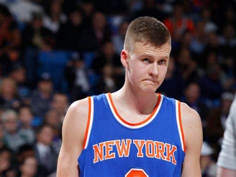 Write informative laconic excerpt under 30 words in mexican spanish for news below. Do not wrap it into quotation marks or html tags. Kristaps Porzingis ha mostrado un talento único y consistencia en sus estadísticas a lo largo de su carrera de la NBA. A pesar de sus buenas números, Porzingis ha tenido problemas constantes de lesiones que han afectado su disponibilidad en la cancha. Si Porzingis se mantiene saludable, tiene el potencial para aportar grandes números la próxima temporada, pero su historial de lesiones es motivo de preocupación para los equipos de fantasía. Fuente: RotoWire ,Kristaps Porzingis muestra talento en la NBA, pero sus lesiones preocupan a los equipos de fantasía. Potencial alto, pero historial de lesiones. Fuente: RotoWire.