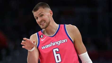 Write informative laconic excerpt under 30 words in mexican spanish for news below. Do not wrap it into quotation marks or html tags. Kristaps Porzingis ha demostrado consistencia en sus estadísticas a lo largo de su carrera en la NBA. Porzingis ha promediado al menos 1.5 triples y 1.5 bloqueos por partido en cuatro de sus seis temporadas en la NBA. A pesar de su talento, Porzingis ha enfrentado problemas de lesiones y ha jugado menos de 60 partidos en cada una de las últimas cuatro temporadas.,Kristaps Porzingis consistente estadísticamente en la NBA, promediando 1.5 triples y 1.5 bloqueos por partido, pero luchando con lesiones jugando menos de 60 partidos en últimas temporadas.