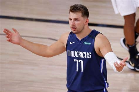 Write informative laconic excerpt under 30 words in mexican spanish for news below. Do not wrap it into quotation marks or html tags. El jugador de baloncesto Luka Doncic ha firmado una extensión de contrato de cinco años y $207 millones con los Dallas Mavericks. En la temporada pasada, Doncic promedió 27.7 puntos, 8.6 asistencias, 8.0 rebotes y 1.0 robos por partido, alcanzando sus máximos en porcentaje de tiros de campo (47.9%) y porcentaje de triples (35.0%). Doncic también tuvo un desempeño destacado en los playoffs, promediando 35.7 puntos, 10.3 asistencias, 7.9 rebotes y 1.3 robos en la serie de siete partidos contra los Clippers.,Luka Doncic renueva con los Dallas Mavericks por $207 millones. En la temporada pasada, brilló con altas estadísticas y un gran rendimiento en los playoffs.