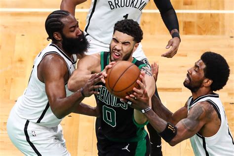 Write informative laconic excerpt under 30 words in mexican spanish for news below. Do not wrap it into quotation marks or html tags. Jayson Tatum regresa a los Celtics como líder anotador y jugador clave del equipo. Promedió 26.9 puntos, 8.0 rebotes y 4.4 asistencias por partido la temporada pasada. Los Celtics tienen como objetivo mejorar su posición en las asistencias y Tatum podría tener un papel más distributivo este año bajo la dirección del nuevo entrenador Ime Udoka. A pesar de la profundidad del roster de Boston, se espera que Tatum compita por un puesto en el All-NBA y continúe su desarrollo como uno de los jugadores jóvenes más prometedores de la liga. La noticia es sobre el regreso de Jayson Tatum a los Celtics para la próxima temporada de la NBA. Tatum fue el líder anotador del equipo la temporada pasada y se espera que asuma un papel aún más importante este año. Además, el nuevo entrenador Ime Udoka ha mencionado la importancia de mejorar en el aspecto de las asistencias, lo que podría llevar a Tatum a tener un papel más distributivo. A pesar de la profundidad del roster de los Celtics, Tatum se espera que compita por un puesto en el All-NBA y continúe su desarrollo como uno de los jugadores jóvenes más prometedores de la liga.,Jayson Tatum regresa a los Celtics como líder anotador y jugador clave, buscando mejorar en asistencias bajo la dirección de Ime Udoka. Expectativas altas para el All-NBA.