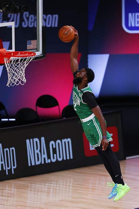 Write informative laconic excerpt under 30 words in mexican spanish for news below. Do not wrap it into quotation marks or html tags. El jugador de baloncesto Jaylen Brown podría tener menos minutos de juego en la próxima temporada debido a la llegada de nuevos fichajes como Malcolm Brogdon y Derrick White. Brown ha sido uno de los principales jugadores en los playoffs de los Celtics, pero su rendimiento ha estado marcado por muchas pérdidas de balón, lo que ha llevado al equipo a buscar mejoras en la creación de juego. El entrenador Ime Udoka ha dejado entrever que hará rotaciones más cortas, lo que podría afectar el tiempo de juego de Brown, aunque se espera que siga siendo productivo en varias categorías estadísticas.,Jaylen Brown podría tener menos minutos en Celtics por nueva competencia. Su rendimiento en playoffs afectado por pérdidas de balón. Udoka planea rotaciones cortas.