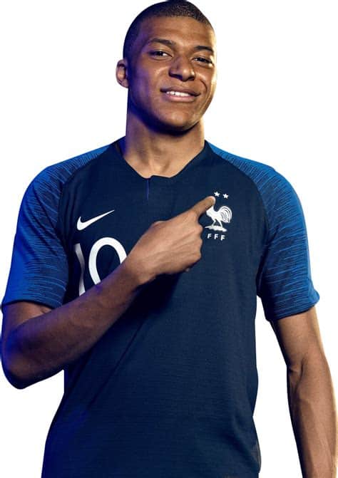 Write informative laconic excerpt under 30 words in mexican spanish for news below. Do not wrap it into quotation marks or html tags. France star Kylian Mbappé is set to be prevented from wearing a face mask he showcased Thursday, which features the three colours of the French flag, when he returns to action in Euro 2024.Mbappé broke his nose in France&apos;s opening 1-0 win over Austria on Monday when his face collided with Austria defender Kevin Danso&apos;s shoulder.As he looks to make a quick return to the pitch, the Real Madrid forward joined in light training with his teammates Thursday wearing a mask with the famous French tricolore.Kylian Mbappé cannot wear the French tricolore face mask at Euro 2024. Sathiri Kelpa/Anadolu via Getty ImagesHowever, the rules of European football&apos;s governing body UEFA mean Mbappé will only be allowed to wear a single-colour mask, unless a special exemption is obtained."Medical equipment worn on the field of play must be a single colour and free of team and manufacturer identification," reads a portion of UEFA&apos;s regulations.France coach Didier Deschamps said Thursday that he was hopeful Mbappé could feature against the Netherlands. However, a source told ESPN that he will only be named on the bench and is unlikely to feature until France&apos;s final group game against Poland on Tuesday."Everything is going well, after the shock we had. He was able to take part in some light exercises yesterday, and that will be the same this evening. Everything is evolving in the right direction," Deschamps said. "We&apos;ll do all we can to ensure that he&apos;ll be available tomorrow."France and the Netherlands are level on three points in Group D. The Dutch came from behind to beat Poland 2-1, and France needed an own goal to beat Austria.France have won seven of the teams&apos; past eight meetings, including home and away victories in qualifying.Information from The Associated Press contributed to this report. ,Kylian Mbappé no podrá usar la mascarilla tricolor francesa en Euro 2024 debido a las regulaciones de la UEFA. Espera regresar contra los Países Bajos.