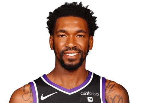 Write informative laconic excerpt under 30 words in mexican spanish for news below. Do not wrap it into quotation marks or html tags. Malik Monk ha firmado un contrato de dos años y $19 millones con los Kings. Monk competirá por el puesto de escolta titular con Kevin Huerter. A pesar de tener un papel ofensivo importante, Monk no tiene mucho potencial de fantasía debido a su posición en el equipo. Después de pasar cuatro años con los Hornets, Malik Monk se unirá a los Kings, firmando un contrato de dos años y $19 millones. Competirá con Kevin Huerter por el puesto de escolta titular. A pesar de tener un papel destacado en el ataque, es poco probable que tenga un alto potencial de fantasía debido a su lugar en la ofensiva del equipo.,Malik Monk firma con los Kings por $19 millones. Competirá por el puesto de escolta titular. Su rol ofensivo no promete gran potencial de fantasía.