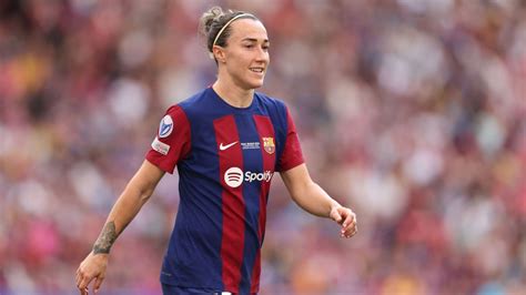 Write informative laconic excerpt under 30 words in mexican spanish for news below. Do not wrap it into quotation marks or html tags. Jun 27, 2024, 05:47 AM ETNWSL clubs are interested in signing England defender Lucy Bronze who will leave Barcelona when her contract expires, sources have told ESPN.Bronze, one of the most decorated players in women&apos;s football, joined the reigning Liga F winners from Manchester City in 2022 and won seven out of eight possible titles. Securing victory in two back-to-back Champions League finals took her tally to five after winning the competition three times with former club Lyon.The 32-year-old has not renewed her contract and will become a free agent, the club have announced.Lucy Bronze has won two European titles, two Ligas, one Copa de la Reina and two Spanish Super Cups in her two year spell at Barcelona. Photo by Catherine Ivill - AMA/Getty ImagesA Barça statement said: "Seven titles out of eight possible. This is the legacy left to FC Barcelona by one of the best defenders in the history of women&apos;s football. The club wishes Lucy Bronze the best of luck and success in her new stage, both personally and professionally."She made 70 appearances for Barça, scoring five goals, and started the Champions League final victories over Wolfsburg in 2023 and Lyon last campaign.Barcelona have also announced the departure of Sandra Paños and Mariona Caldentey. The latter is set to join Arsenal in the coming weeks, sources told ESPN. Alexia Putellas, Patri Guijarro, Mapi León and Marta Torrejón were all poised to be out of contract but signed new terms last season.Bronze&apos;s former club teammate and England compatriot Ellie Roebuck signed a two-year deal with the Catalan side from Man City as a free agent.The 115-cap international previously played for Women&apos;s Super League sides Liverpool, Everton and Sunderland (now Championship) and had two spells with Manchester City. ,Lucy Bronze dejará el Barcelona al expirar su contrato, con equipos de la NWSL interesados en fichar a la defensora inglesa de 32 años.