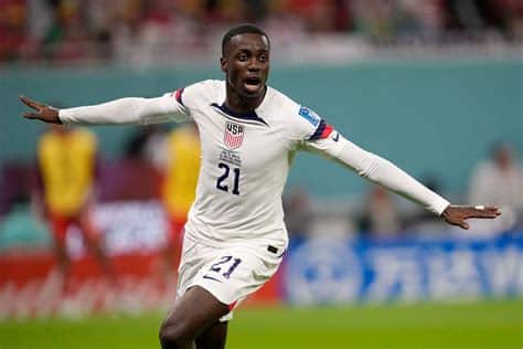 Write informative laconic excerpt under 30 words in mexican spanish for news below. Do not wrap it into quotation marks or html tags. Jun 27, 2024, 06:38 PM ETATLANTA -- United States men&apos;s national team forward Tim Weah was sent off in the 18th minute of his team&apos;s Copa América group stage match against Panama on Thursday at Mercedes-Benz Stadium.Weah extended his arm and hand toward the back of the head of Panama defender Roderick Miller in an off-ball incident. Weah was initially shown a yellow card, but it was changed to a red card by center official Iván Barton after video review.Folarin Balogun scored for the USMNT four minutes later, but Panama&apos;s César Blackman equalized four minutes after that.Tim Weah&apos;s red card left the UMSNT down a man in the first half against Panama. EDUARDO MUNOZ/AFP via Getty ImagesWeah&apos;s ejection is only the second of his career for club or country -- his first came with Lille in 2022 -- and leaves him ineligible to play in the group-stage finale against Uruguay on Monday.Weah&apos;s red card is the second-fastest from the start of the game by a USMNT player over the last 40 years and the earliest in a competitive match in that span.Jimmy Conrad was sent off 17 minutes into a match against Honduras in a 2010 friendly.The USMNT entered Thursday&apos;s game level on points with Uruguay at the top of Group C after beating Bolívia in its tournament opener. Gregg Berhalter&apos;s side will face Uruguay in its group stage finale on Monday.Information from ESPN Stats & Information contributed to this report. ,Tim Weah fue expulsado en el partido de la Copa América contra Panamá. El delantero de EE. UU. se perderá el próximo juego contra Uruguay.