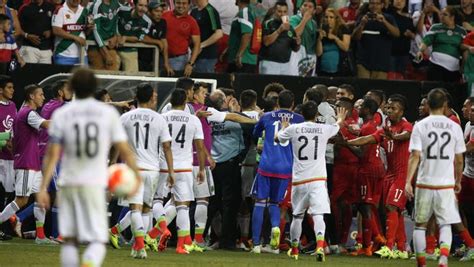 Write informative laconic excerpt under 30 words in mexican spanish for news below. Do not wrap it into quotation marks or html tags. A red card to Timothy Weah and an injury to goalkeeper Matt Turner proved too much for the United States to overcome in a 2-1 loss to Panama at the Copa América on Thursday in Atlanta.José Fajardo scored the decisive goal for Panama after a wild scramble in front of the U.S. goal, and Adalberto Carrasquilla was also sent off for a reckless tackle on Christian Pulisic in a game that left both teams on three points after two games. A chaotic opening 20 minutes saw the U.S. looked to have taken the lead through Weston McKennie, only for the goal to be ruled out for offside, before Weah was sent off with a straight red card for hitting Panama&apos;s Roderick Miller in the head.Despite losing a man, the U.S. took the lead shortly after Weah&apos;s dismissal when Folarin Balogun scored with a sublime left-footed strike from distance.Panama hit right back, though, as the ball fell kindly to César Blackman at the top of the area and his low shot took a slight deflection and beat Turner to make it 1-1.Ethan Horvath came on for Turner at half-time, as the U.S. No. 1 could not continue after being on the receiving end of a hard foul in the first half. The Cardiff City keeper was immediately tested with a swerving knuckleball that he parried away to keep the score level.The U.S. benefited from a VAR call midway through the second half after Cameron Carter-Vickers was whistled for a penalty in the area, but the call was overturned following a video review and the score stayed level.In all, there were five yellow cards and two reds given over the course of the match.The Americans chances to advance come down to their final game against Uruguay on Monday, where they will likely need a win to reach the quarterfinals. Panama plays Bolívia on the same day.,Tarjeta roja a Timothy Weah y lesión de Matt Turner resultan decisivos en derrota 2-1 de Estados Unidos ante Panamá en la Copa América.