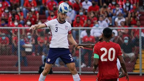 Write informative laconic excerpt under 30 words in mexican spanish for news below. Do not wrap it into quotation marks or html tags. playBerhalter: Weah apologized to USMNT teammates for red card (0:31)Gregg Berhalter addresses Timothy Weah&apos;s red card in the United States&apos; 2-1 loss to Panama in the Copa America. (0:31)ATLANTA -- Coming into the 2024 Copa América, the U.S. men&apos;s national team was supposed to show growth following its solid showing at the 2022 World Cup. It was supposed to have matured. It was supposed to take the next step towards moving into the world&apos;s elite.But on Thursday, the U.S. not only showed it still has a long way to go, but it took a massive step backward, suffering a 2-1 defeat to Panama that severely damaged its hopes of reaching the Copa América knockout rounds.The U.S. now needs a win over group favorites Uruguay in order to ensure they advance. Making matters worse is that Panama&apos;s win means Uruguay can&apos;t clinch a spot in the quarterfinals, meaning La Celeste will have something to play for in it match against the U.S. instead of possibly resting players.Keep up to date with all the results, news coverage and stories on the biggest names and teams in the United States as the tournament progresses. Copa América 2024 It&apos;s a defeat that stings on multiple levels, but what cuts the deepest is that what transpired was nothing the U.S. hadn&apos;t seen before. CONMEBOL may be running this tournament, but this was a match straight out of Concacaf, complete with the chippiness, suspect refereeing decisions, and gamesmanship that has long been a staple of matches in the region.Yet the U.S., as much as they claimed to be ready for whatever Panama could dish out, seemed incapable of coping with it in critical moments. The game completely turned in the 16th minute when U.S. winger Tim Weah, tried to deliver not one, but two jabs to Panama defender Roderick Miller -- only the second one connected -- leaving referee Ivan Barton little choice but to send Weah off when VAR spotted the infraction.It was an excusable act of indiscipline from a player who had previously received only one red card in his entire professional career. While tournament rules prohibited Weah from addressing the media, he did address his teammates afterward and apologized."Timmy knows the mistake he made. That&apos;s it," said teammate Christian Pulisic. "He&apos;s going to learn from it. It sucks. It&apos;s not the way you want to put your team in that position. It hurts. Just the minimum, it&apos;s a lapse of judgment. It&apos;s just one simple second, you respond to something."The U.S. reacted superbly, with Folarin Balogun delivering a sumptuous strike in the 22nd minute to put the tournament hosts ahead. But the Canaleros were level four minutes later through César Blackman. His goal capped off a dizzying rollercoaster ride that the U.S. didn&apos;t necessarily enjoy. It included a disallowed Weston McKennie goal, and a leg injury to goalkeeper Matt Turner that eventually forced him from the match.But following Blackman&apos;s goal, the U.S. flat out struggled to gain any kind of foothold in the game, with Panama dictating terms both tactically and emotionally. Barton seemed to perpetually be drawing the ire of the U.S. team."We talked beforehand about the tendencies of this referee," said Berhalter. "We knew what he&apos;s capable of and to be honest, I think we played right into his hands."The only question that remained was whether the U.S. could hold out. They didn&apos;t, with substitute José Fajardo delivering a one-time finish in the 83rd minute after U.S. defender Cameron Carter-Vickers was slow to react. It didn&apos;t help that the U.S. struggled mightily to maintain any semblance of possession."Obviously we would&apos;ve loved to keep the ball a bit more, but with the man down and not really in control, it&apos;s hard to then wrestle that back," said defender Tim Ream. "So yeah, it would&apos;ve been great, but we knew our transition and our counter attacks were going to be the key from that point forward, and that&apos;s kind of what we tried to focus on."There have been recent warning signs of the U.S. struggling against Concacaf opposition. There was the loss to Trinidad and Tobago in the second leg of their Concacaf Nations League tussle last November, due in part to another lapse in discipline, that time from Sergiño Dest.Then there was the fortunate result against Jamaica in the same competition back in March, when the U.S. was rescued by an own goal in stoppage time that allowed it to prevail in extra time. Yet the message that is being broadcast loud and clear isn&apos;t getting through.Some of that will no doubt be laid at the feet of Berhalter, as it should. But it can&apos;t be a situation where all of it is. These players have now experienced a World Cup, as well as the rigors of a qualifying campaign. This is on top of the experience that has been accumulated at club level. Weah should know better, plain and simple. The same was true for Dest against T&T.playDid Berhalter get the tactics wrong after Weah&apos;s red card?Herculez Gomez questions Gregg Berhalter&apos;s decision to go with three defenders after the USMNT went down to 10 men vs. Panama.Maybe this team, a generation that has been continually lauded for its talent, isn&apos;t as good as it has been made out to be. At the least, it still has some growing up to do.The irony in all of this is that the U.S. player with the least amount of experience was the one of the few who seemed most up for the fight. That would be Balogun, who in addition to his goal put in a strong shift up top, doing what he could to not only be dangerous, but draw fouls that provided the U.S. with set piece opportunities and allowed it to catch its breath as well.Through no fault of Balogun&apos;s, it wasn&apos;t enough, and now with Panama likely to take care of Bolívia in its final group stage game, the U.S. has to find a way to get a win against Uruguay while also sufficiently padding its goal differential."There&apos;s going to be frustration from this game. &apos;Well, what about the ref or what about this?&apos; Like, we can&apos;t be sitting here making excuses," said midfielder Tyler Adams. "We&apos;re not that kind of team. We can&apos;t be that kind of team. I think when you let that start to creep into your mindset, then you&apos;re set up for failure."About the only good news is that there is still one more group stage game to play, and much like its game against Iran at the 2022 World Cup, the U.S. knows what it needs to do."We have to go and we have to represent our country with passion and we have to go and play the best game of our lives and that&apos;s it," said Pulisic. "We want to go and we want win. We want to continue this competition."Otherwise, recriminations for both the manager and the players will take place. ,La derrota de EE. UU. ante Panamá en la Copa América 2024 pone en peligro su avance, destacando la indisciplina de Timothy Weah.